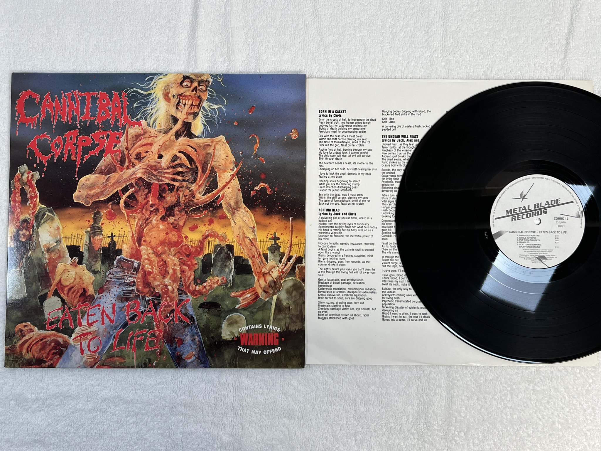 Omslagsbild för skivan CANNIBAL CORPSE Eaten Back To Life LP -90 UK METAL BLADE zorro 12 *** YEAH ***