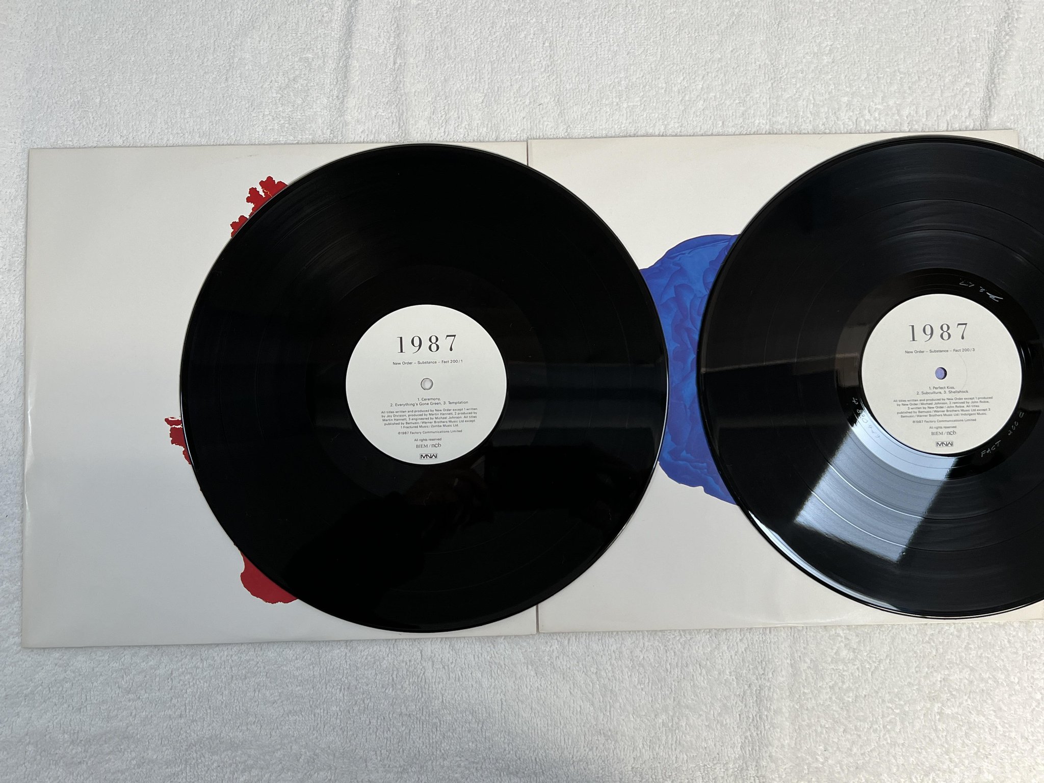 Omslagsbild för skivan NEW ORDER Substance 2xLP -87 MNW Fact 200 *** EMBOSSED COVER ***