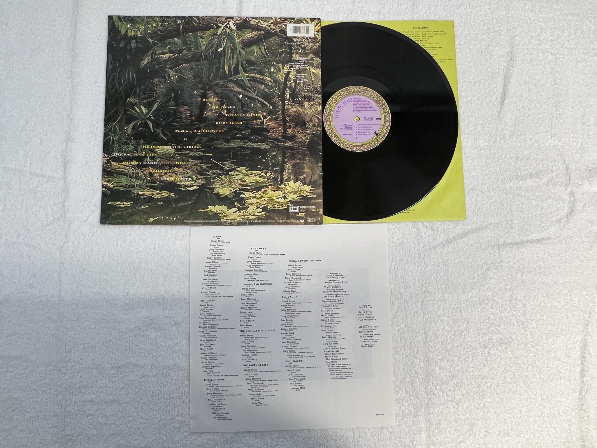 Omslagsbild för skivan TALKING HEADS naked LP -88 Hol EMI 064-79 0156 1