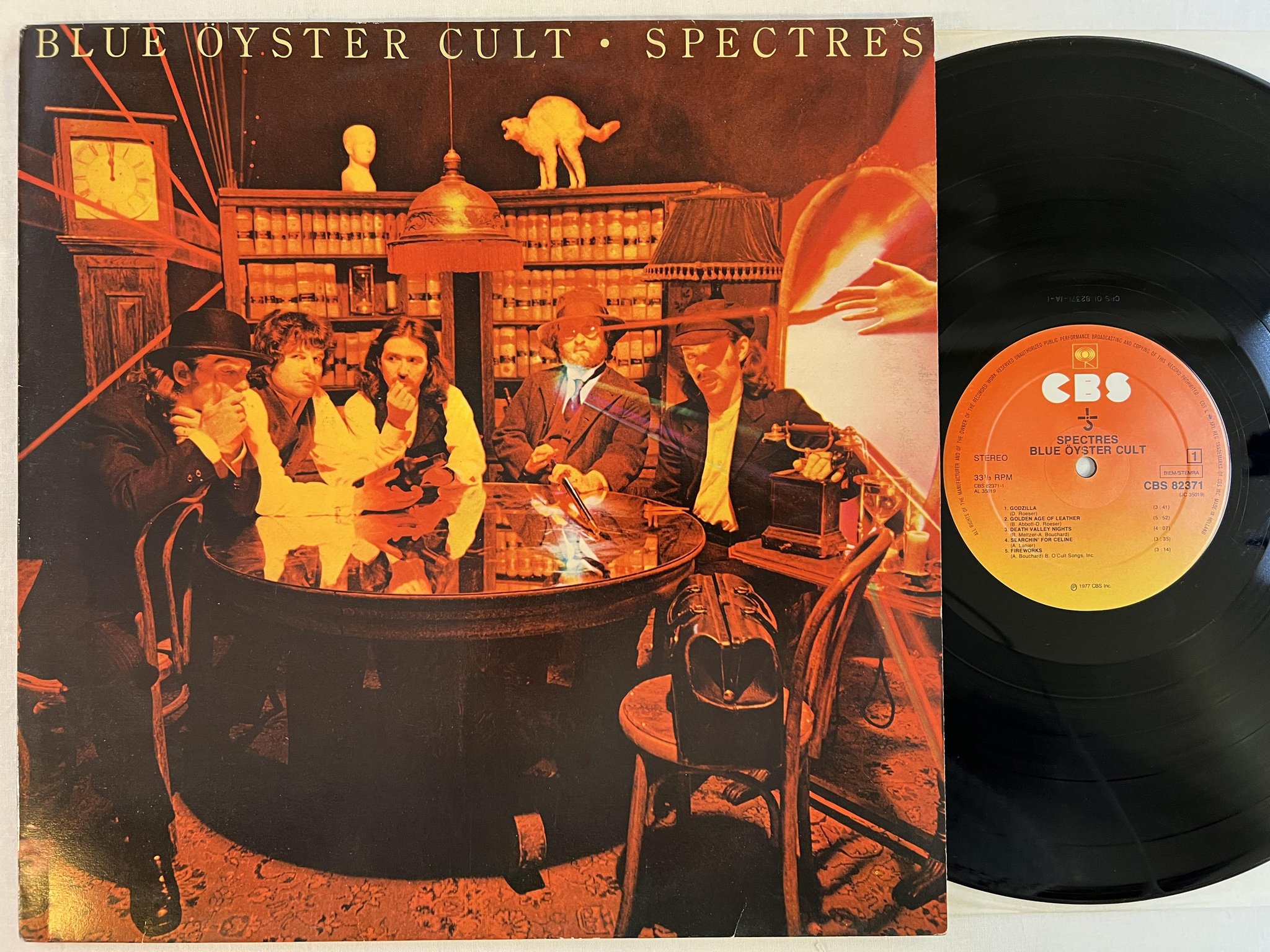 Omslagsbild för skivan BLUE ÖYSTER CULT spectres LP -77 CBS 82371
