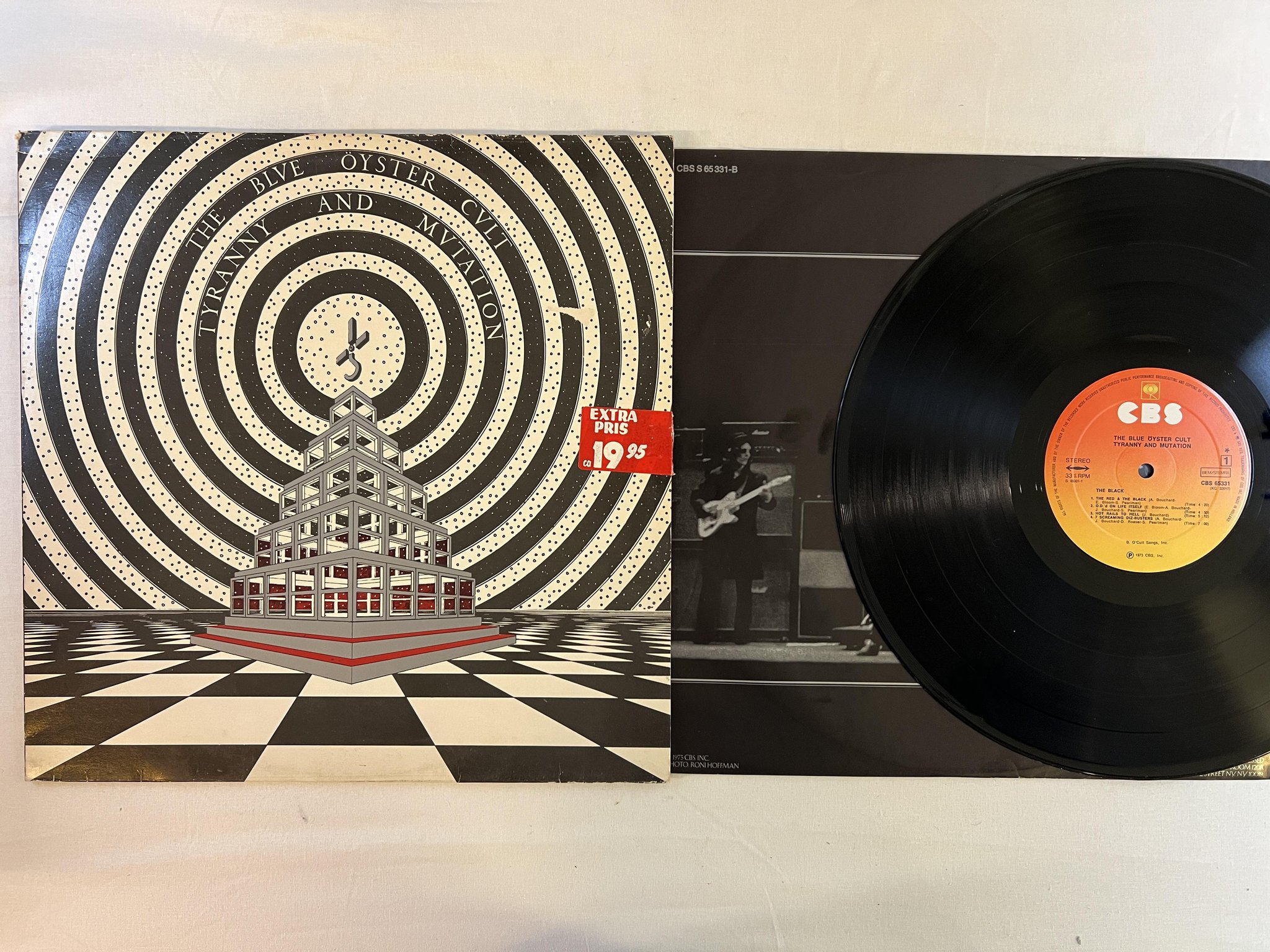 Omslagsbild för skivan BLUE ÖYSTER CULT tyranny and mutation LP -73 CBS 65331