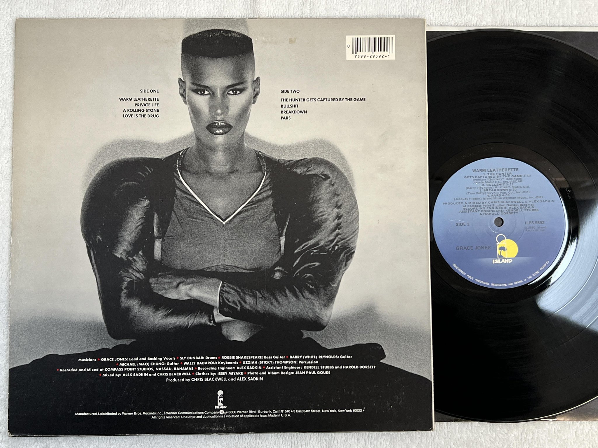 Omslagsbild för skivan GRACE JONES warm leatherette LP -80 US ISLAND ILPS 9592 ** promo stamp **