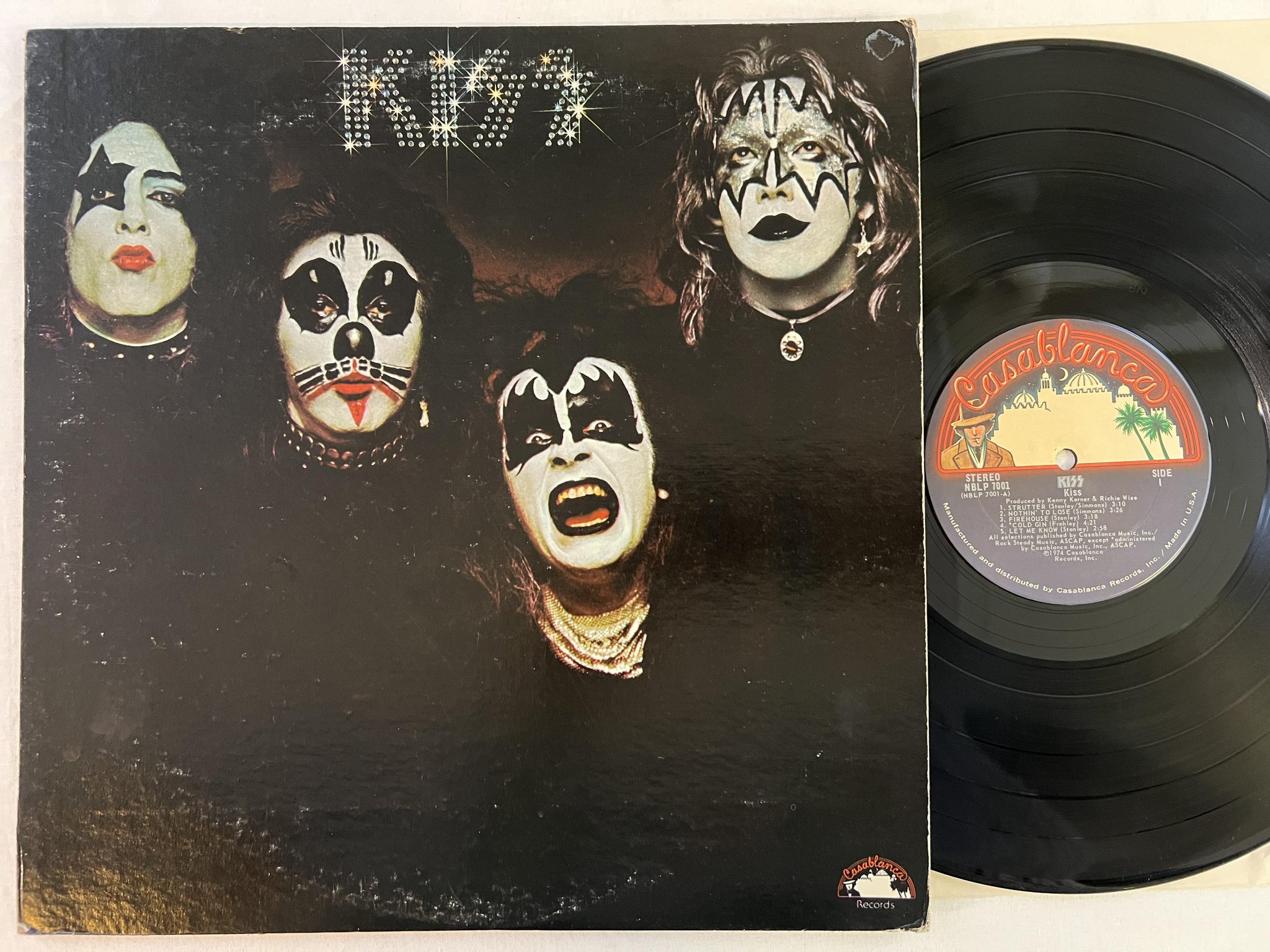 Omslagsbild för skivan KISS s/t LP -74 US CASABLANCA NBLP 7001