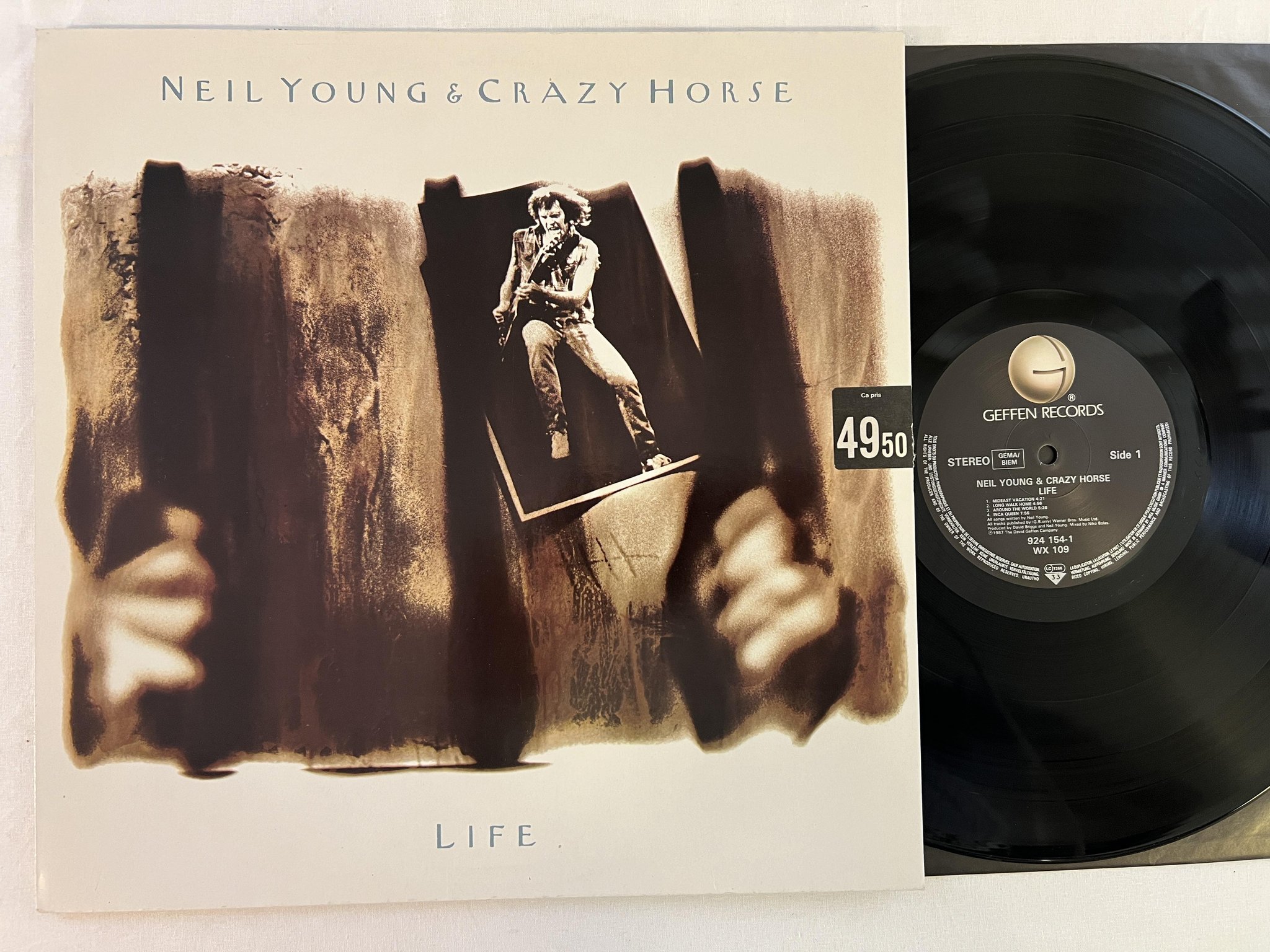 Omslagsbild för skivan NEIL YOUNG & CRAZY HORSE life LP -87 Ger GEFFEN 924 154-1