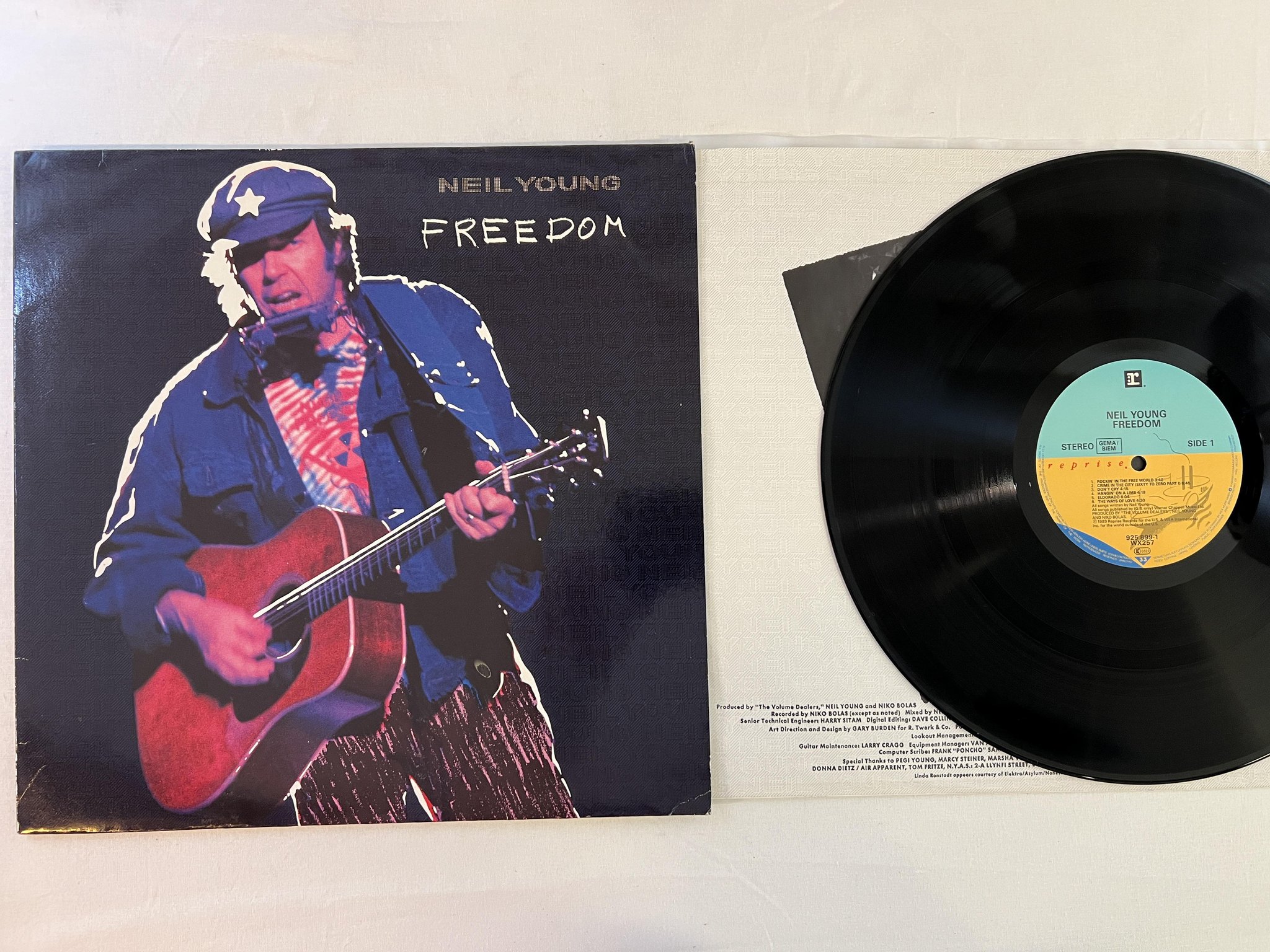 Omslagsbild för skivan NEIL YOUNG freedom LP -89 Ger REPRISE 925 899-1