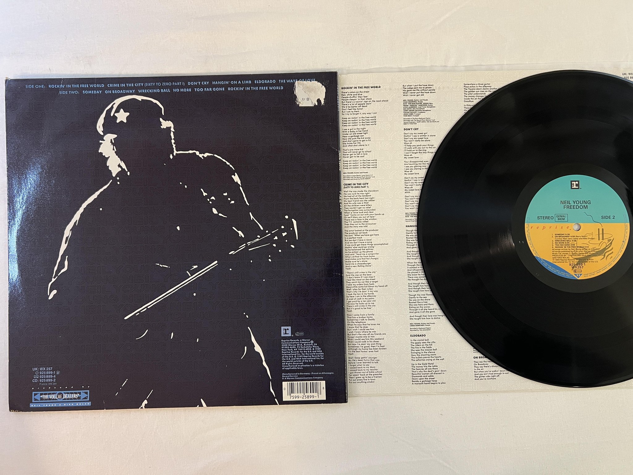 Omslagsbild för skivan NEIL YOUNG freedom LP -89 Ger REPRISE 925 899-1
