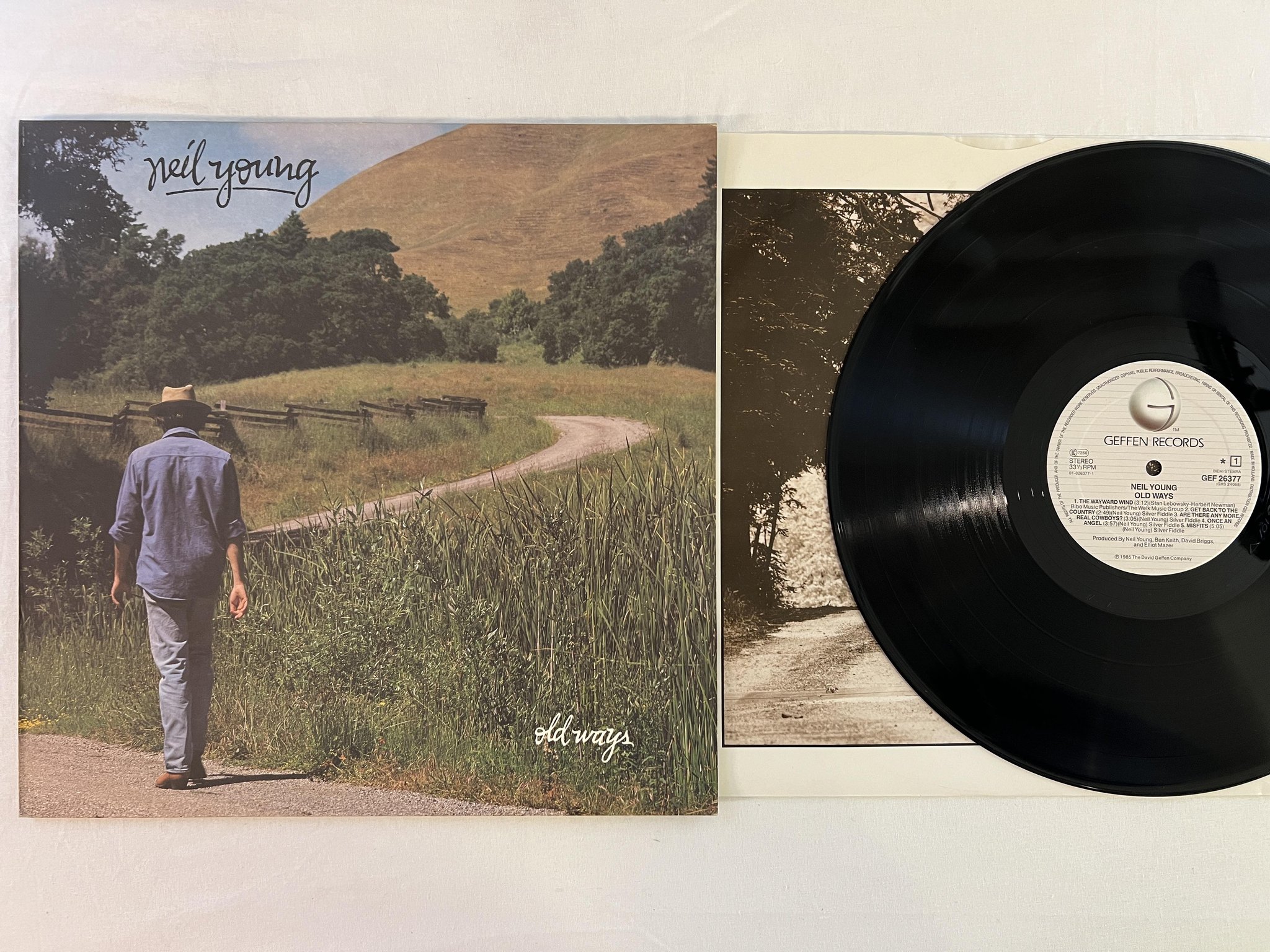 Omslagsbild för skivan NEIL YOUNG old ways LP -85 Ger GEFFEN GEF 26377