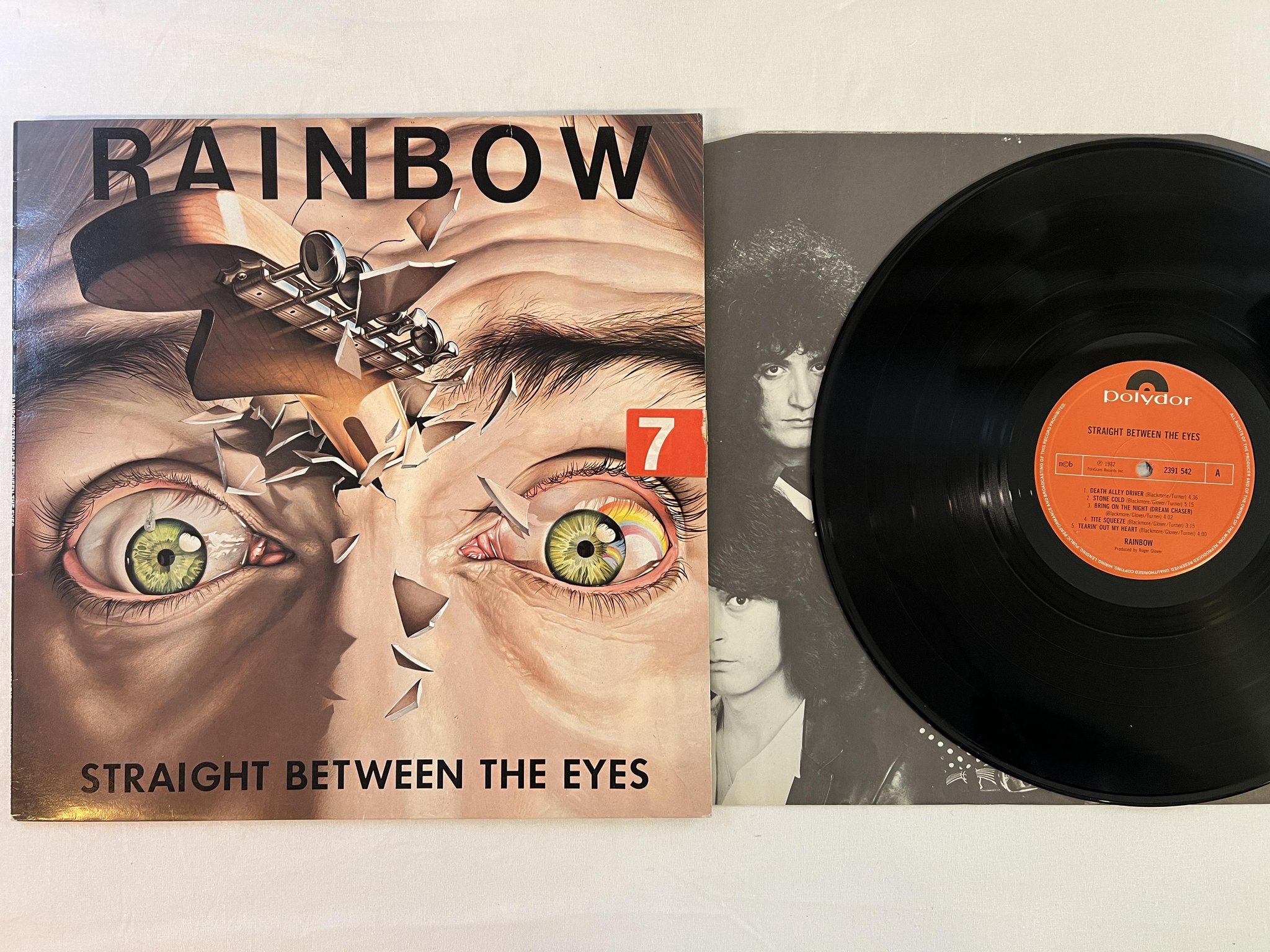 Omslagsbild för skivan RAINBOW straight between the eyes LP -82 ncb POLYDOR 2391 542