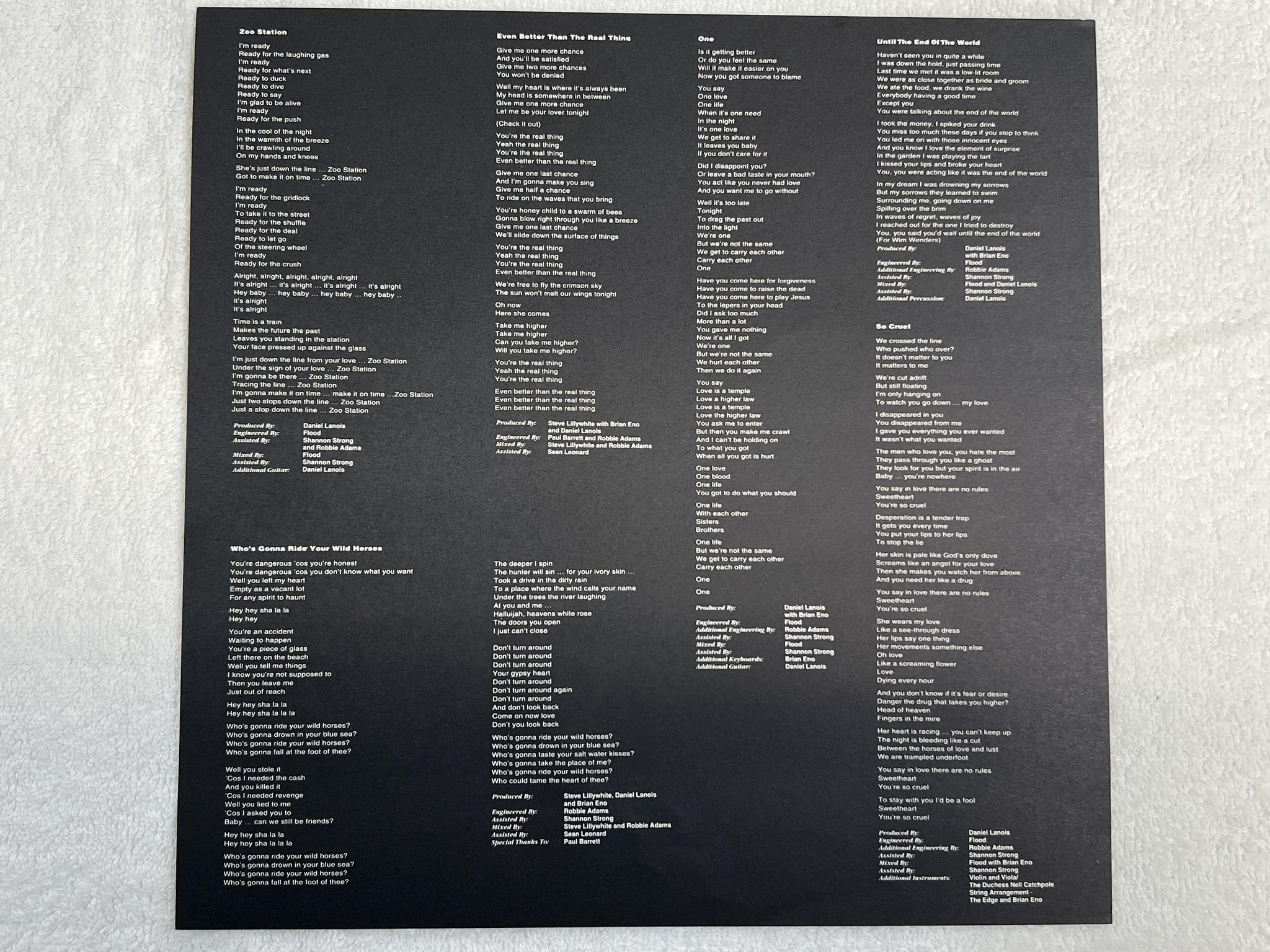 Omslagsbild för skivan U2 achtung baby LP -91 ISLAND 212 110