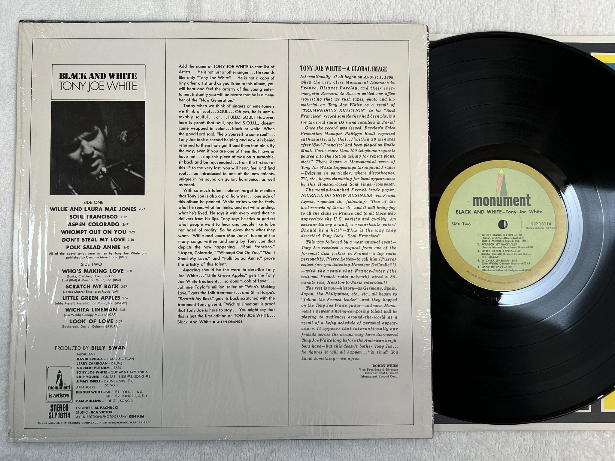 Omslagsbild för skivan TONY JOE WHITE black and whte LP US MONUMENT SLP 18114 ** SHRINK **