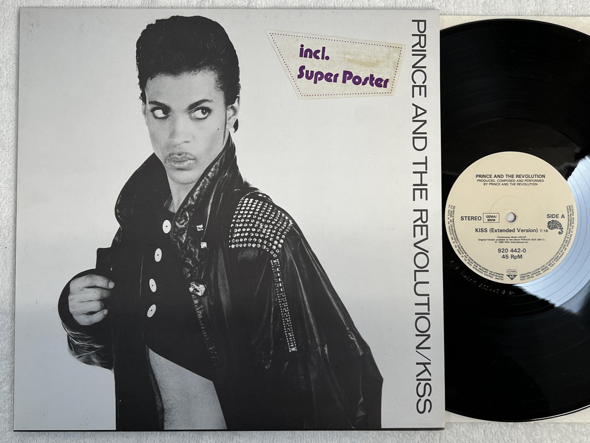 Omslagsbild för skivan PRINCE kiss 12"single -86 Ger PAISLEY PARK 920 442-0 *** w/ super poster ***