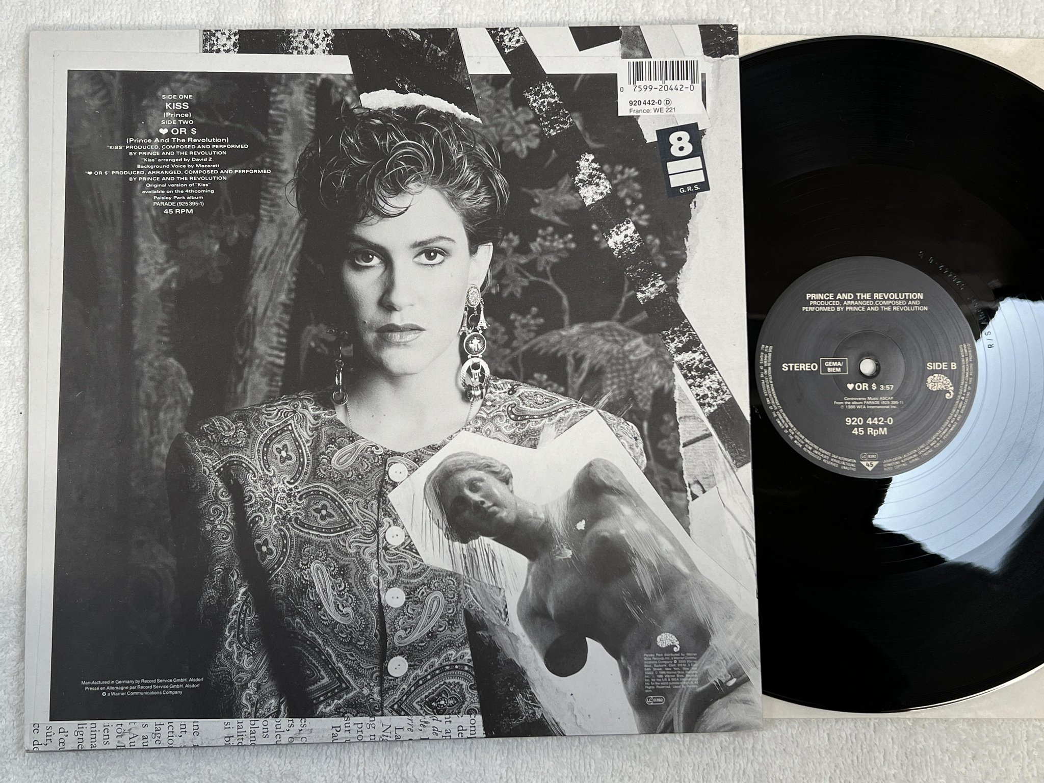 Omslagsbild för skivan PRINCE kiss 12"single -86 Ger PAISLEY PARK 920 442-0 *** w/ super poster ***