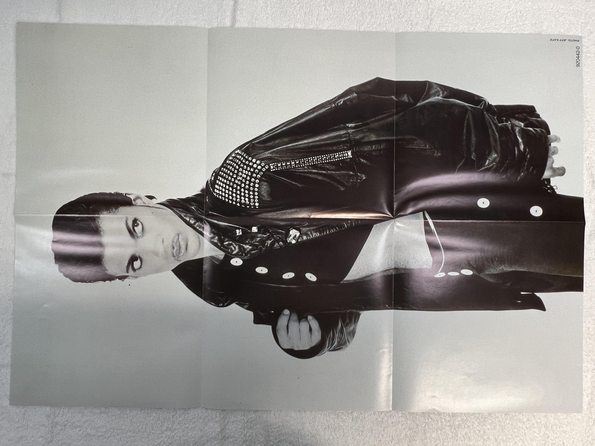 Omslagsbild för skivan PRINCE kiss 12"single -86 Ger PAISLEY PARK 920 442-0 *** w/ super poster ***