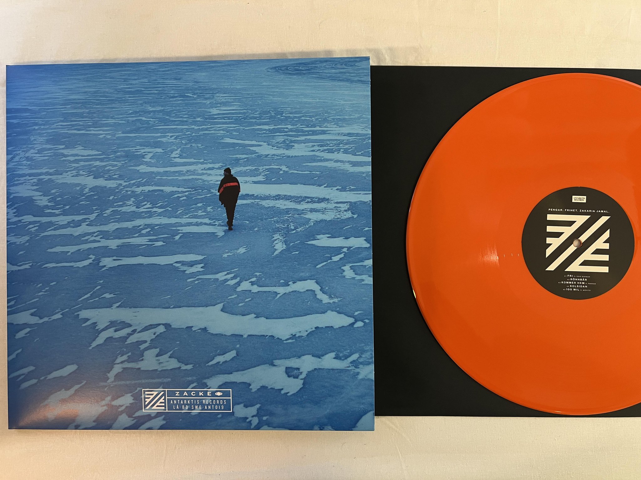 Omslagsbild för skivan ZACKE Pengar. Frihet. Zakaria Jamal LP 2020 antartisk ant019