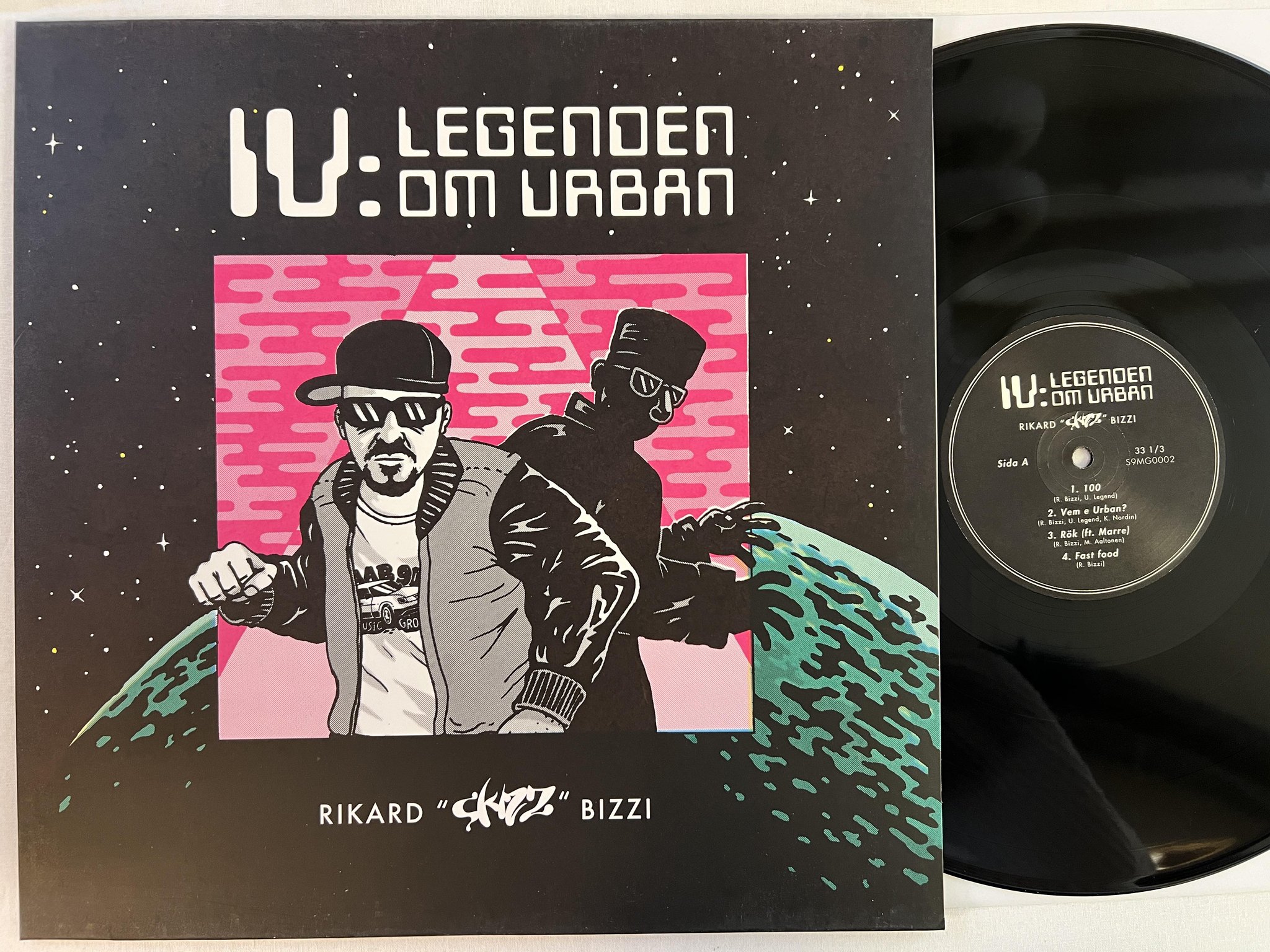Omslagsbild för skivan RIKARD "SKIZZ" BIZZI IV: Legenden Om Urban LP 2015 saab 900 music group S9MG002