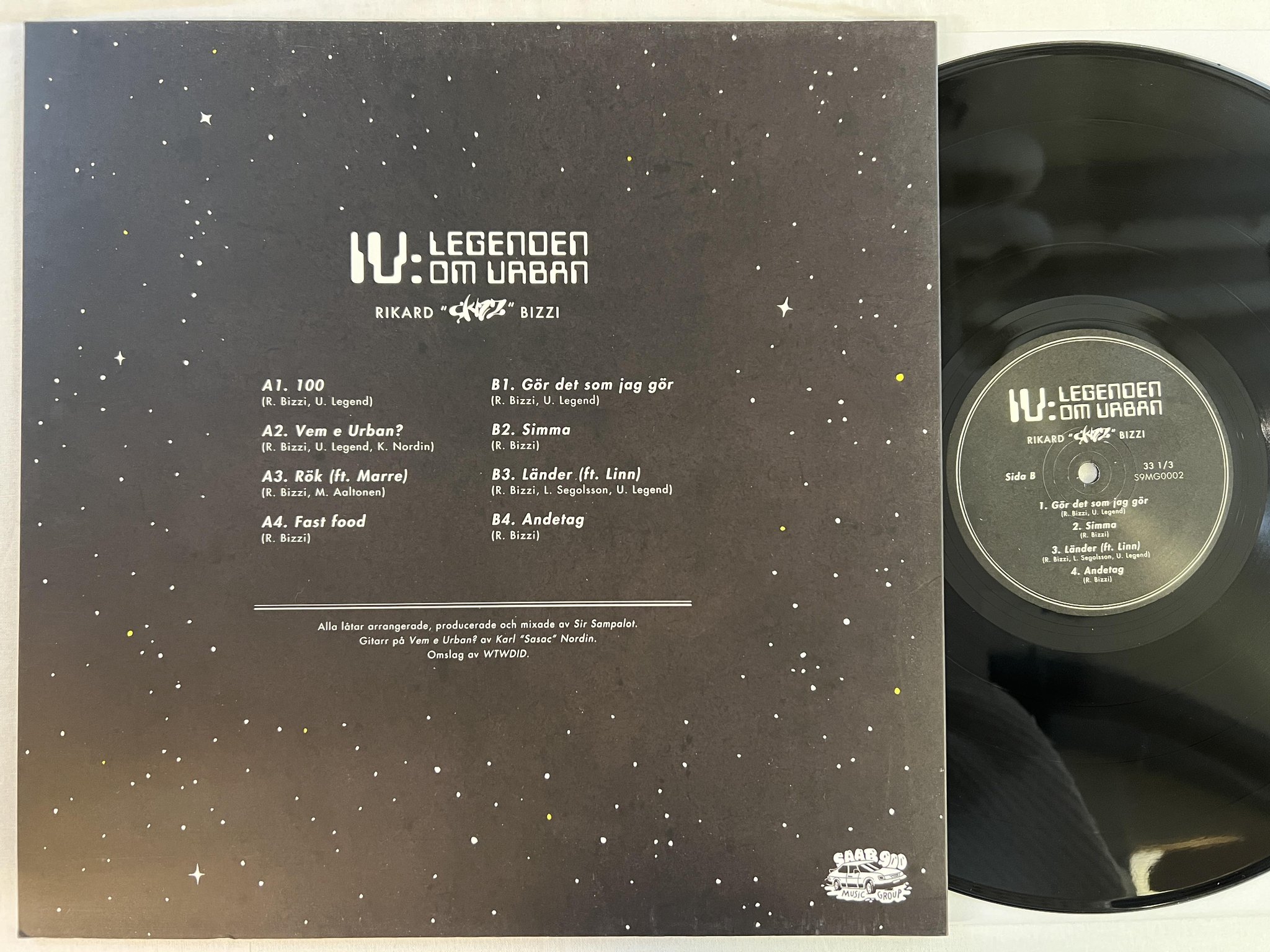 Omslagsbild för skivan RIKARD "SKIZZ" BIZZI IV: Legenden Om Urban LP 2015 saab 900 music group S9MG002