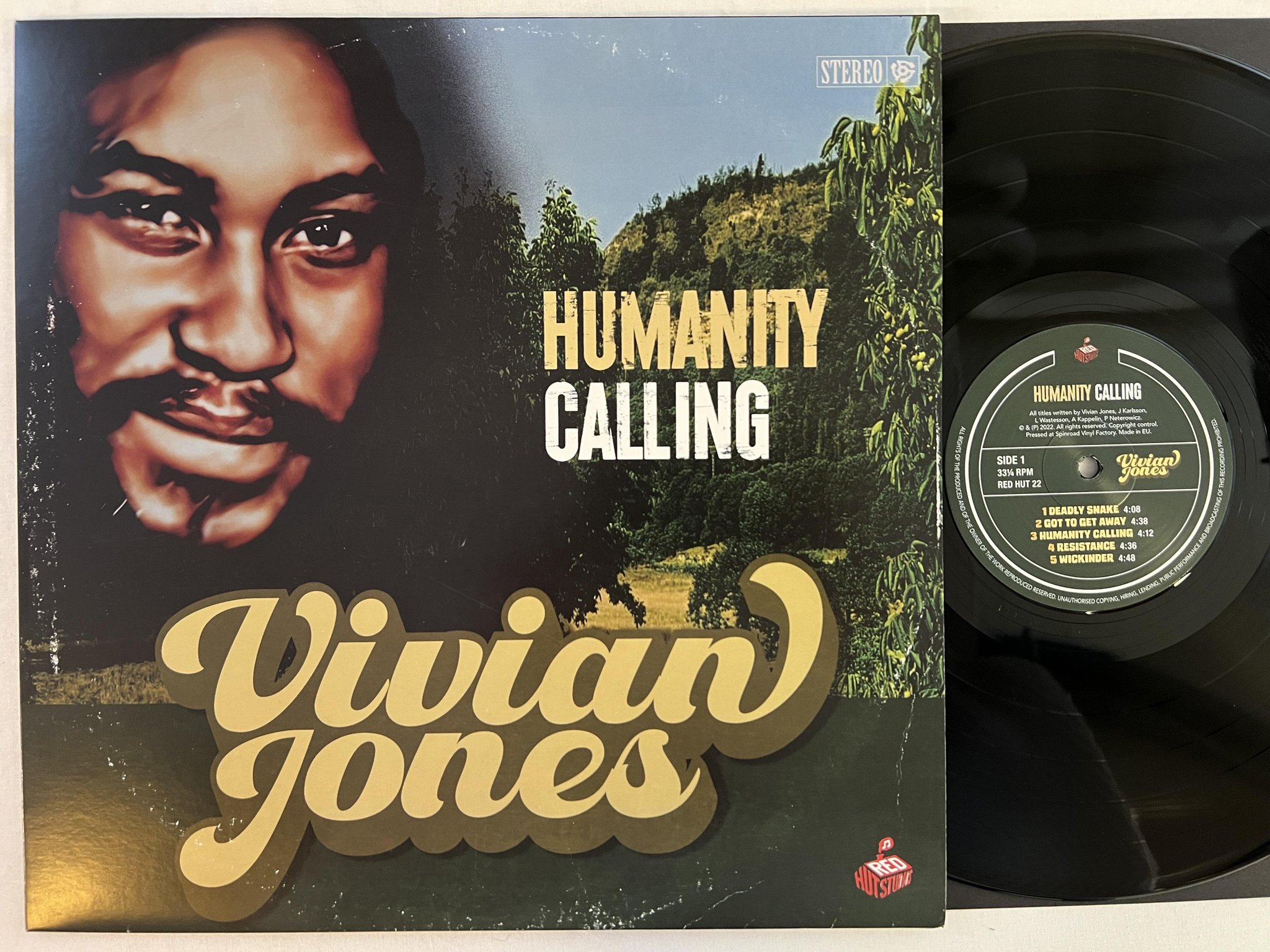 Omslagsbild för skivan VIVIAN JONES Humanity Calling 12"ep 2023 red hut recording studio RED HUT 22