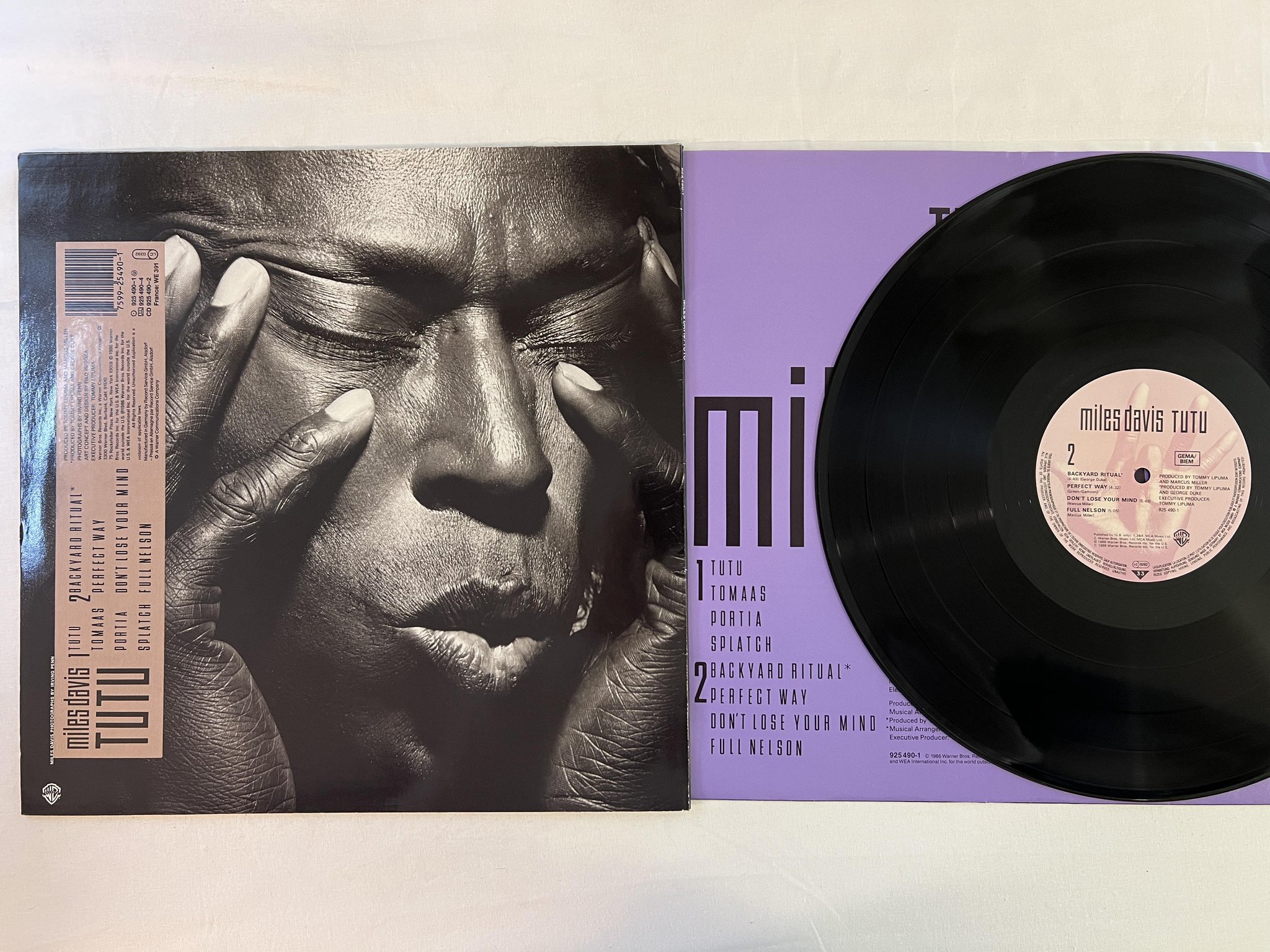 Omslagsbild för skivan MILES DAVIS tutu LP -86 Ger WARNER BROS 925 490-1