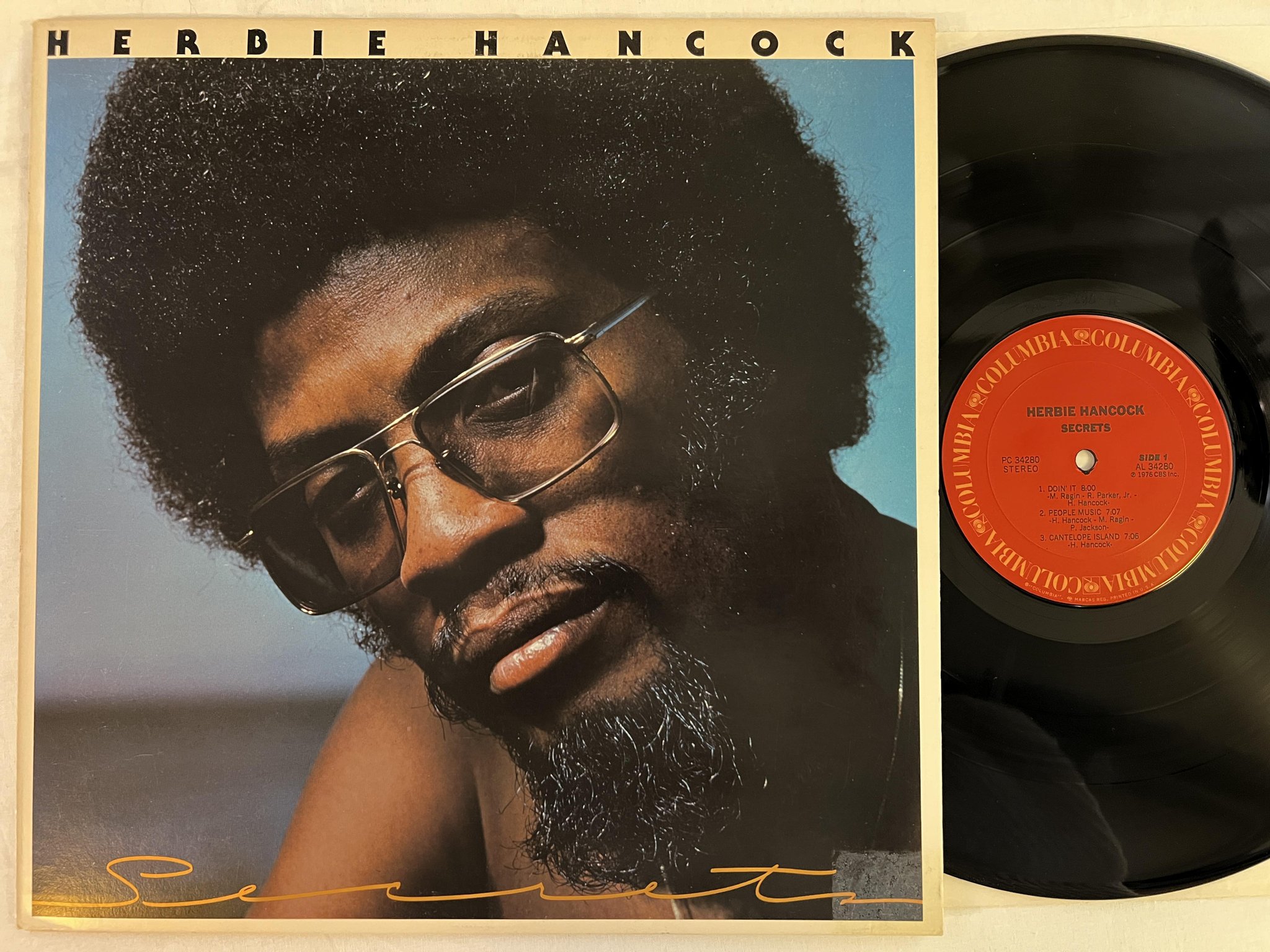 Omslagsbild för skivan HERBIE HANCOCK secrets LP -76 US COLUMBIA PC 34280