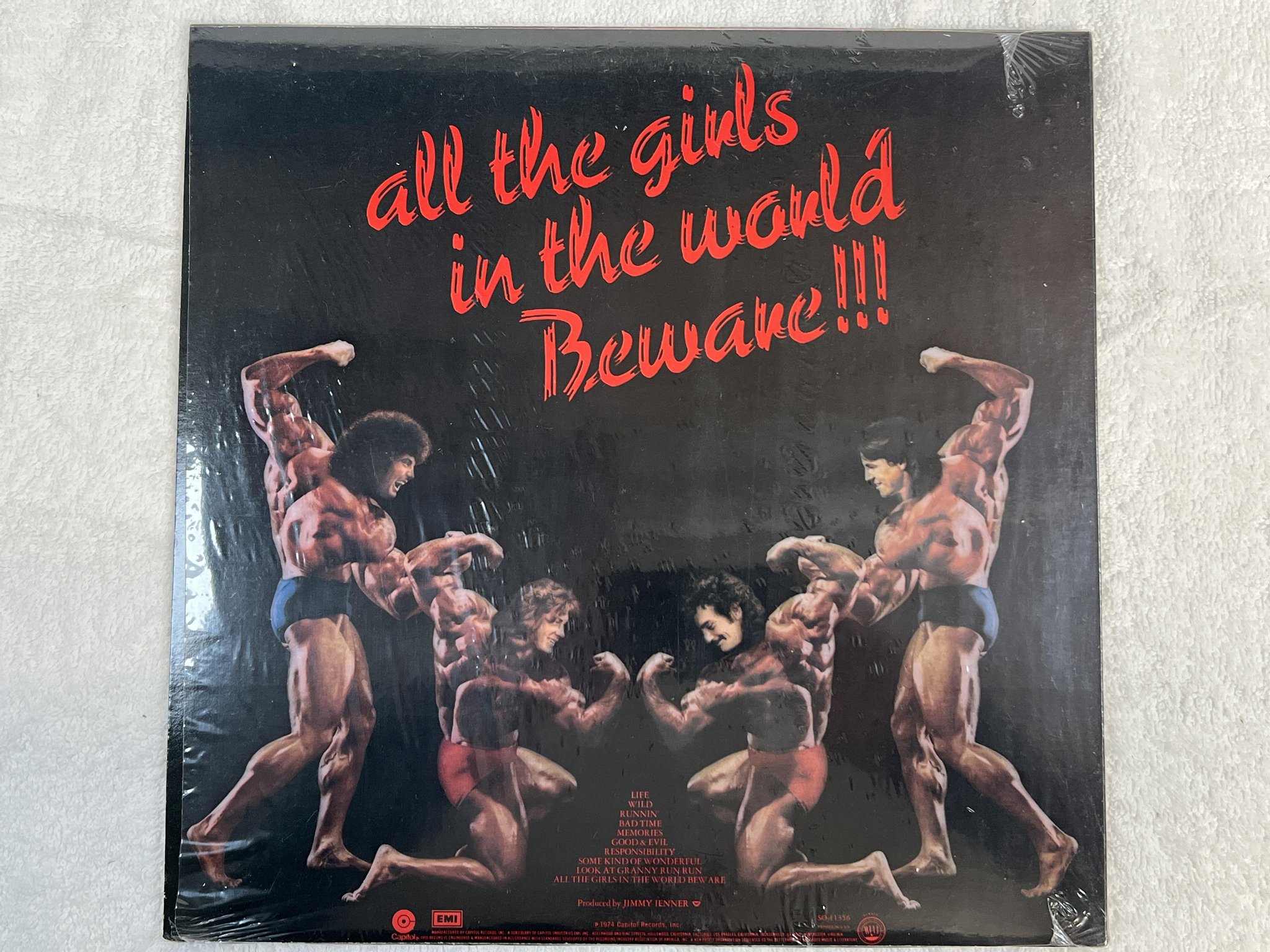 Omslagsbild för skivan GRAND FUNK all the girls in the world, beware! LP -74 US CAPITOL SO-11356