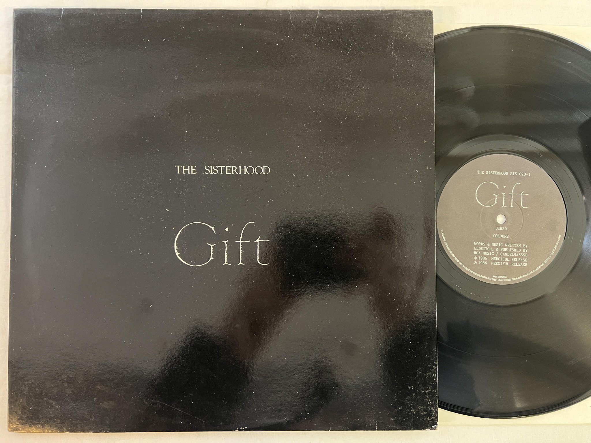 Omslagsbild för skivan THE SISTERHOOD gift LP -86 UK MERCIFUL SIS 020
