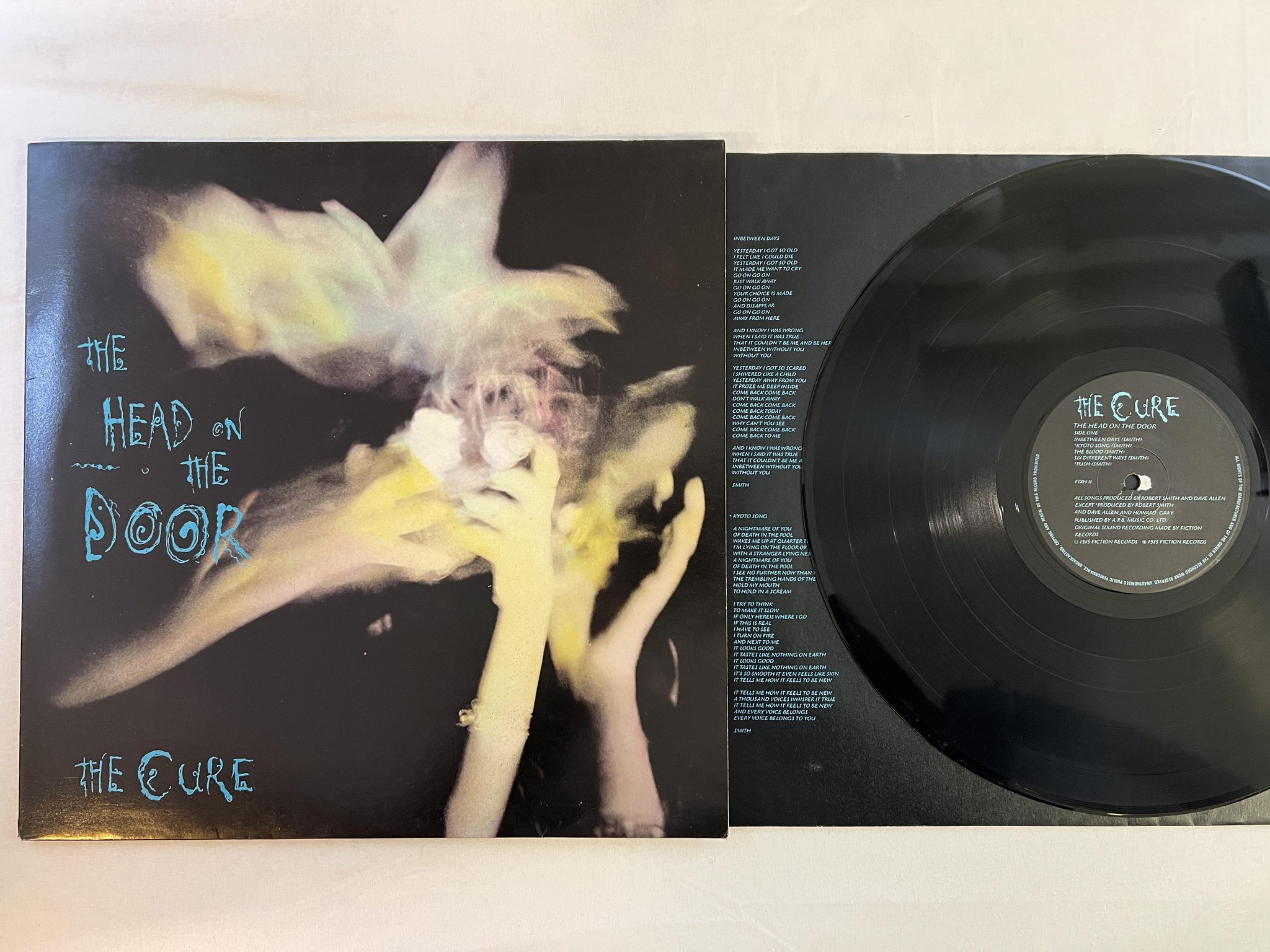 Omslagsbild för skivan THE CURE The Head On The Doort LP -85 fiction FIXH 11
