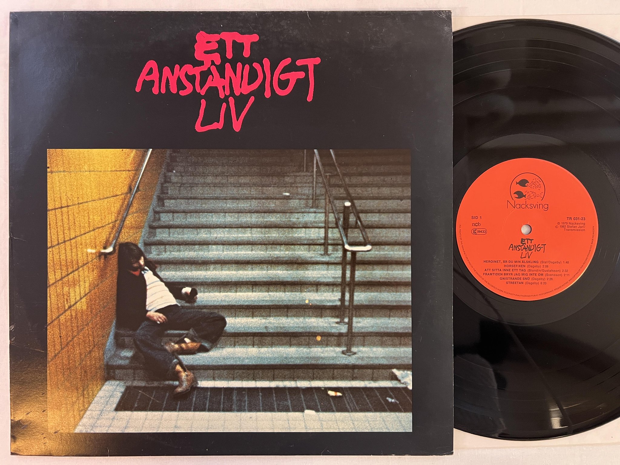 Omslagsbild för skivan ETT ANSTÄNDIGT LIV LP -79 nacksving tr 031-23 SOUNDTRACK *** KULT ***