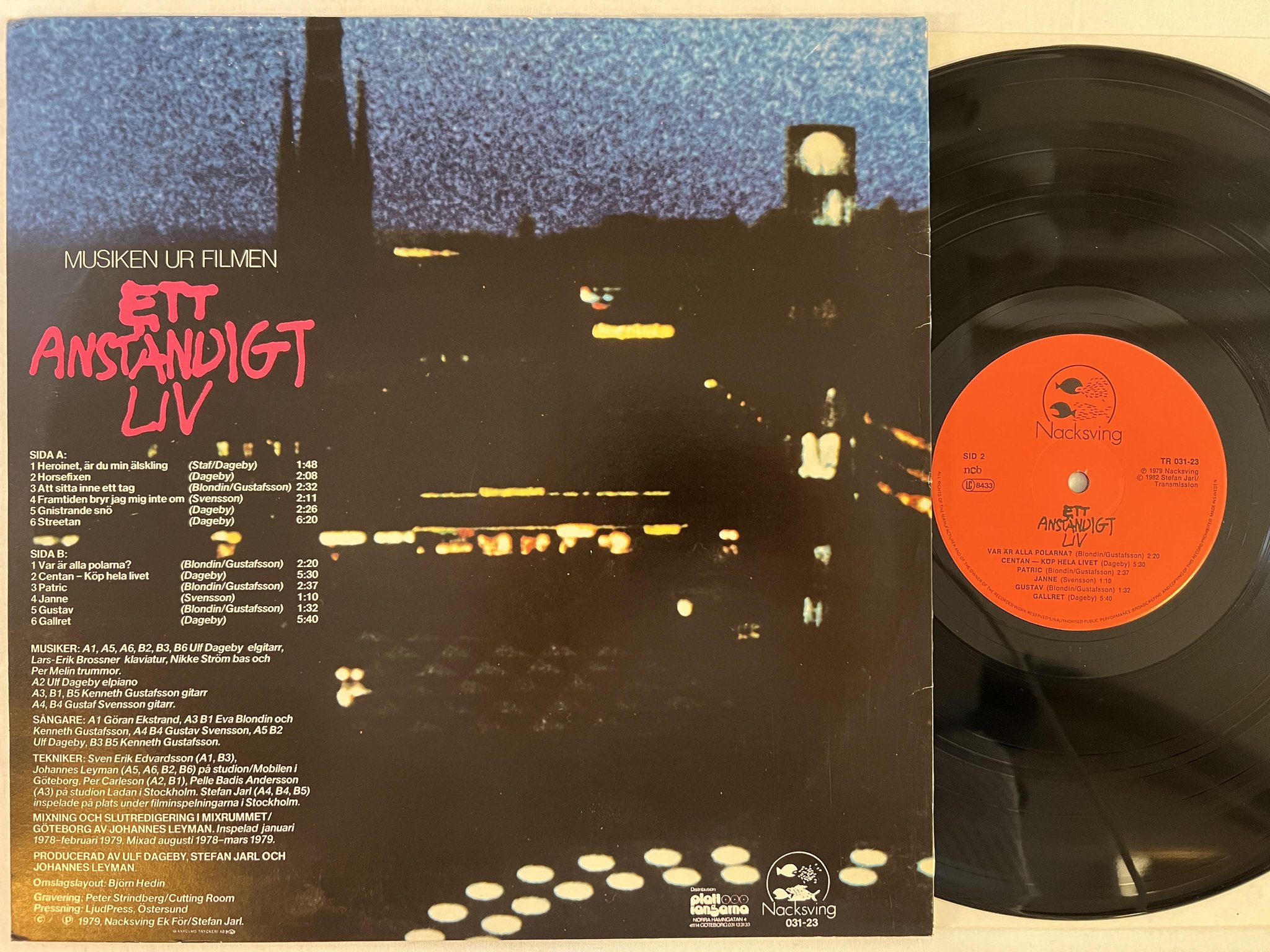 Omslagsbild för skivan ETT ANSTÄNDIGT LIV LP -79 nacksving tr 031-23 SOUNDTRACK *** KULT ***