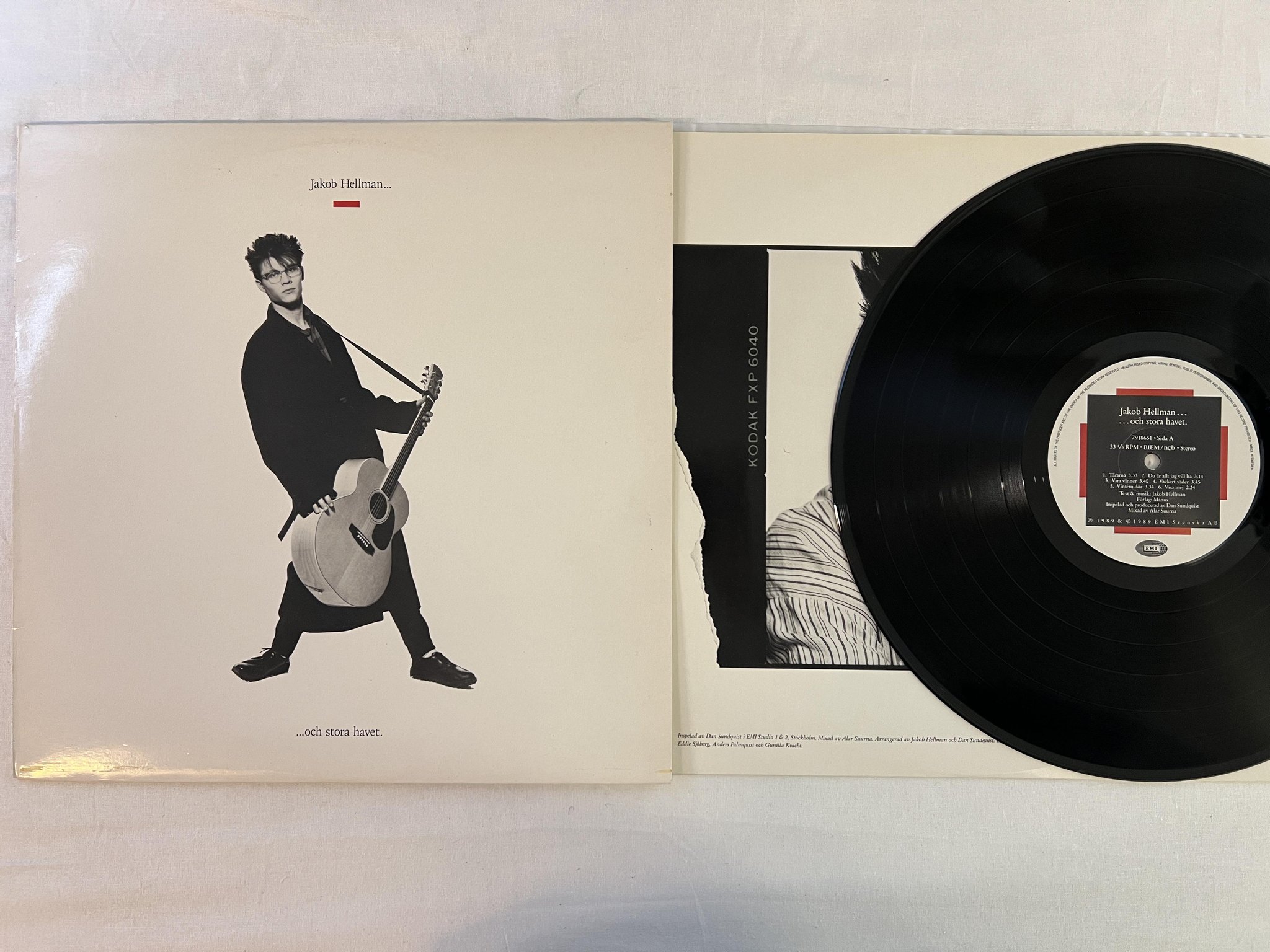 Omslagsbild för skivan JAKOB HELLMAN ...och stora havet LP -89 EMI 7918651 ** VARA VÄNNER **