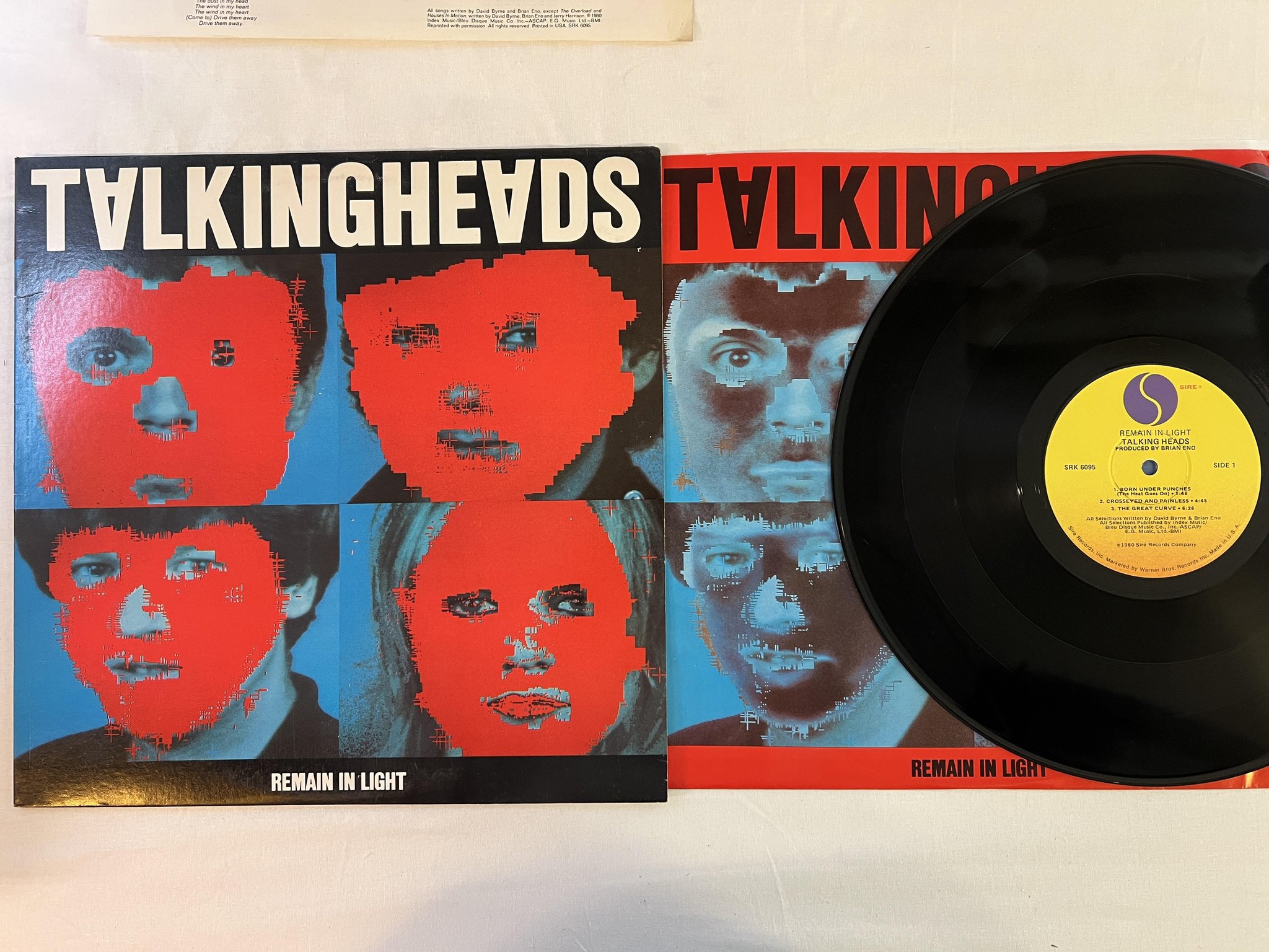 Omslagsbild för skivan TALKING HEADS remain in light LP -80 US SIRE SRK 6095