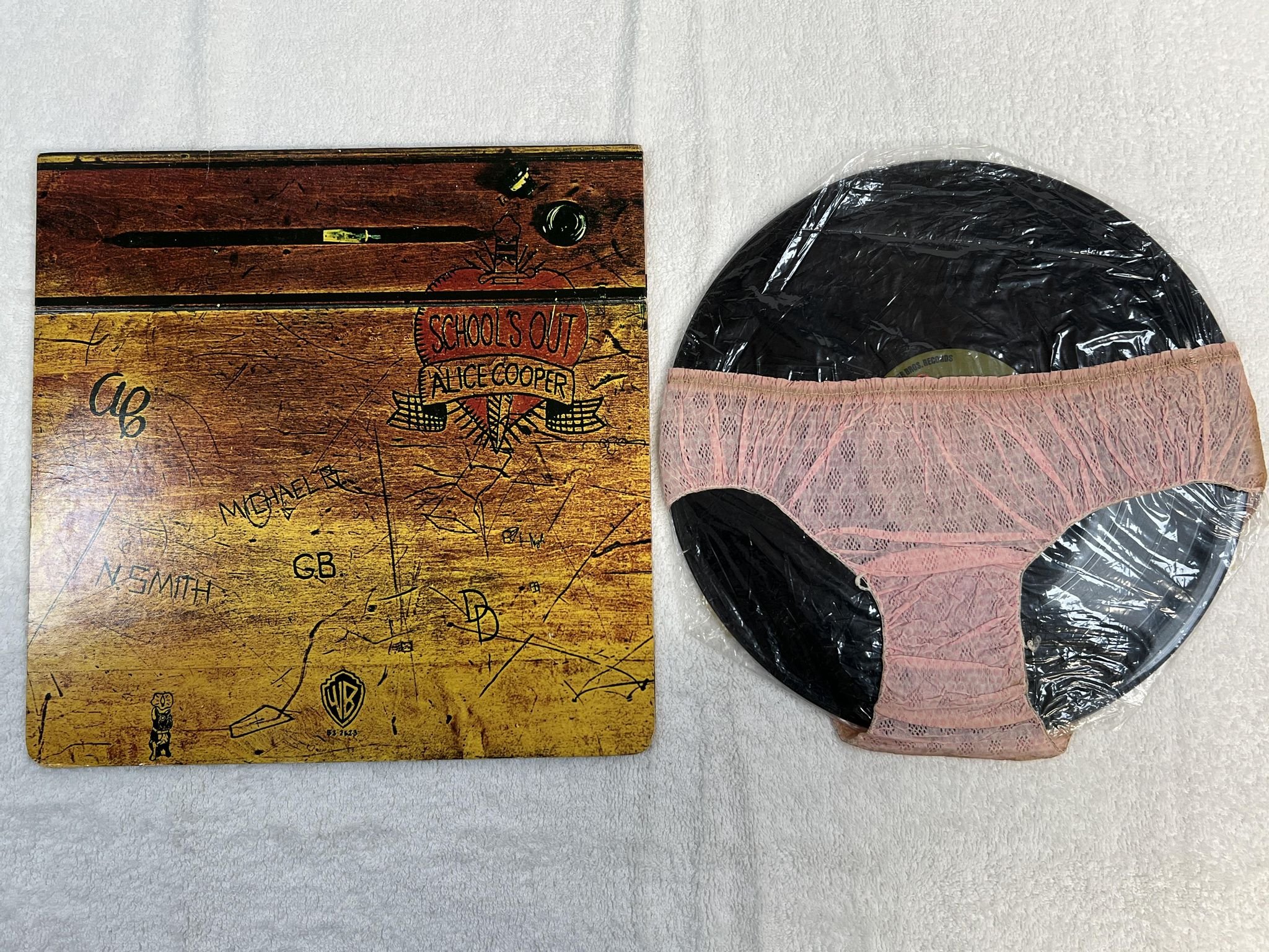 Omslagsbild för skivan ALICE COOPER school's out LP -72 US WARNER BS 2623 *** pink panties ***