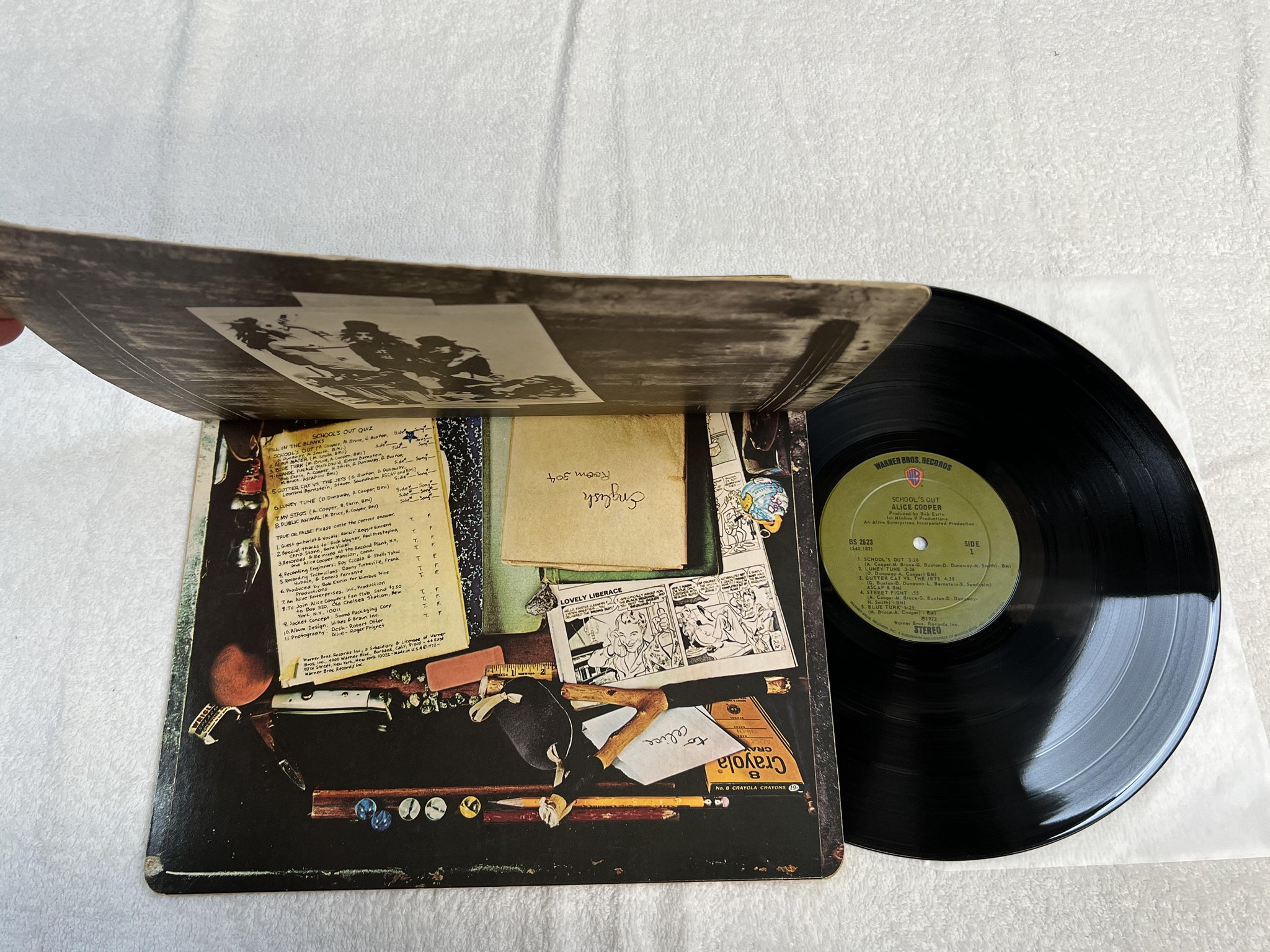 Omslagsbild för skivan ALICE COOPER school's out LP -72 US WARNER BS 2623 *** pink panties ***