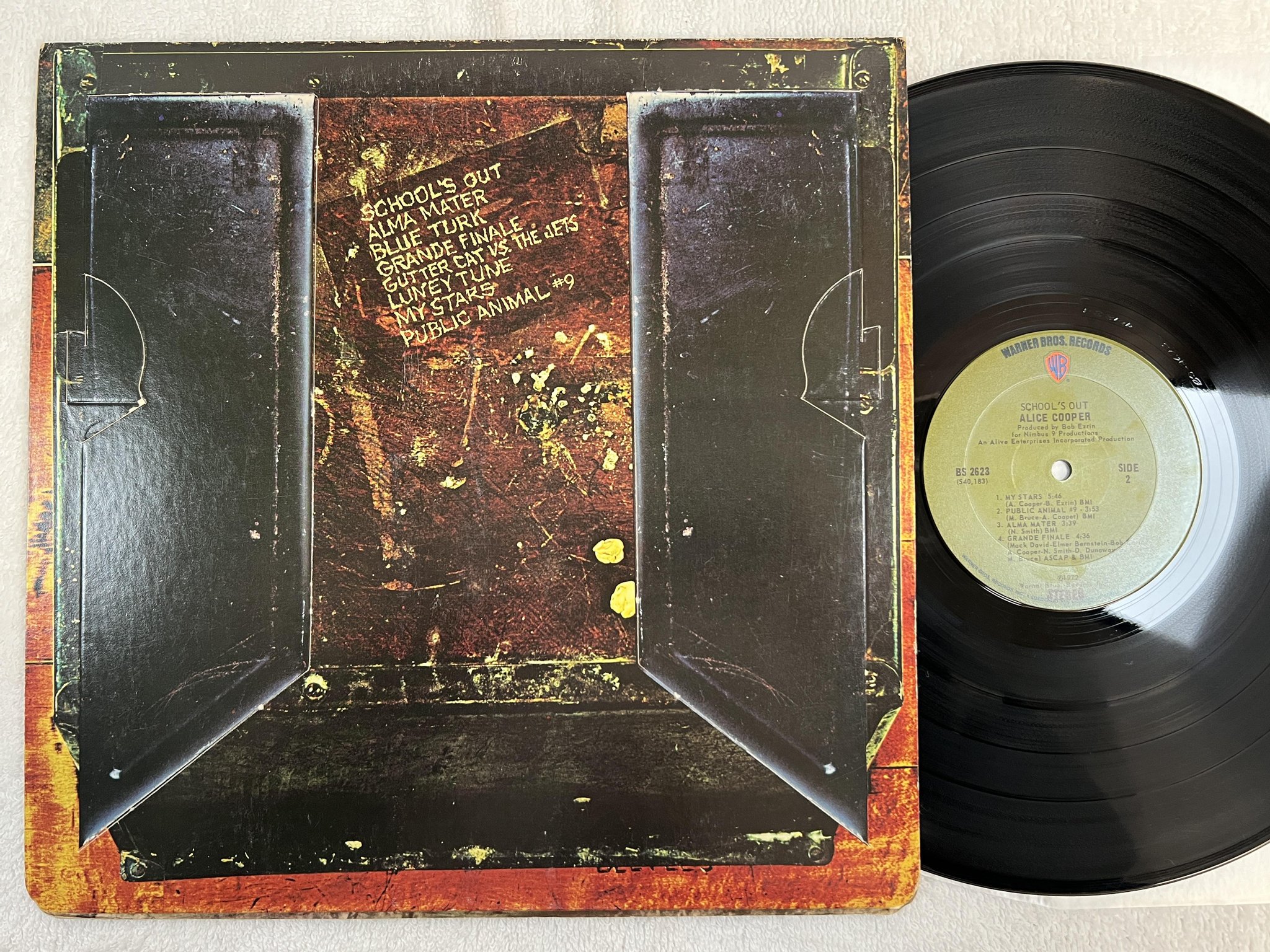 Omslagsbild för skivan ALICE COOPER school's out LP -72 US WARNER BS 2623 *** pink panties ***