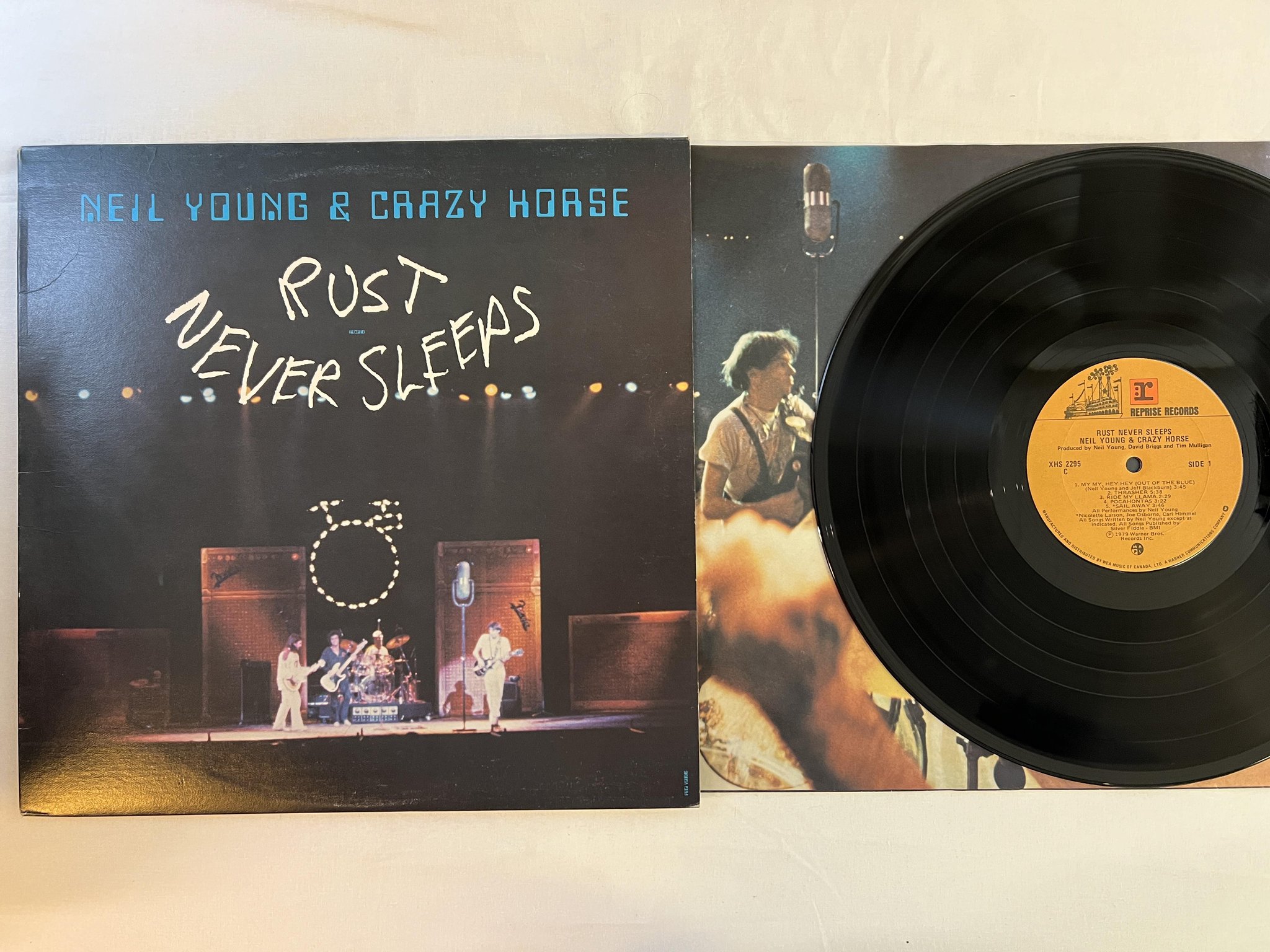 Omslagsbild för skivan NEIL YOUNG rust never sleeps LP -79 Can REPRISE XHS 2295
