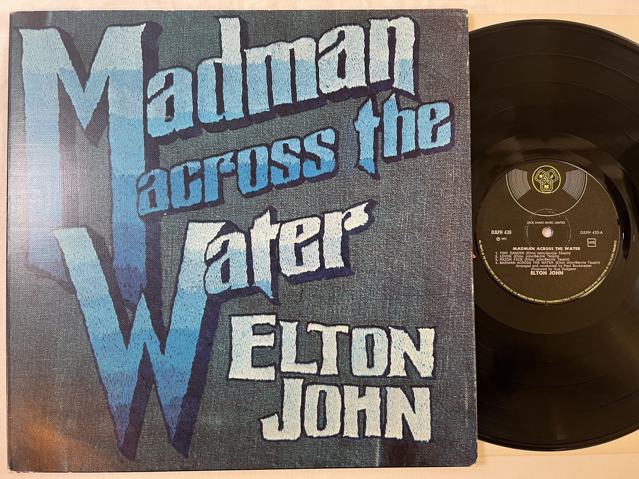Omslagsbild för skivan ELTON JOHN madman across the water LP -71 ncb DJM DJLPH 420