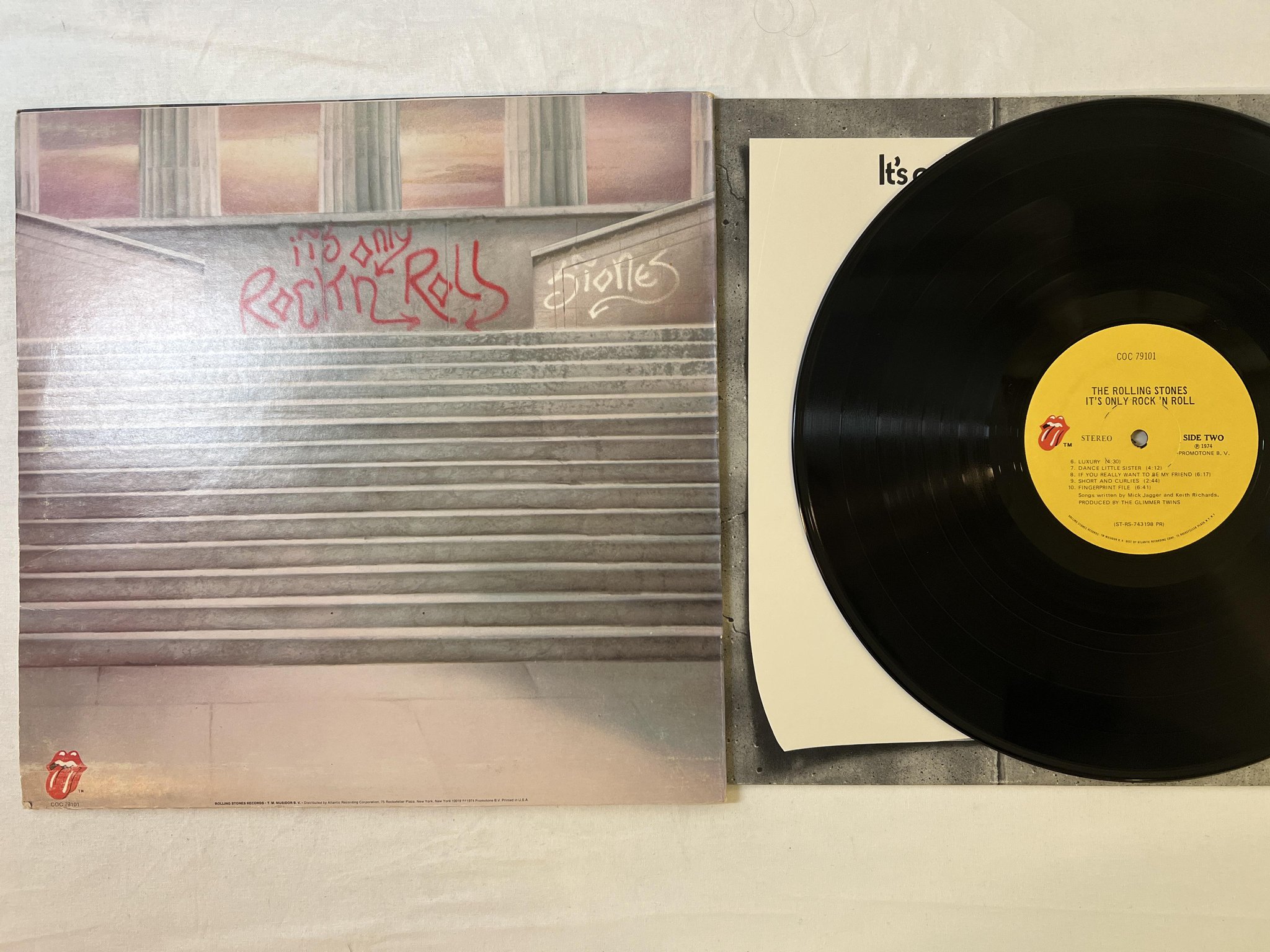 Omslagsbild för skivan THE ROLLING STONES it's only rock n roll LP -74 US COC 79101