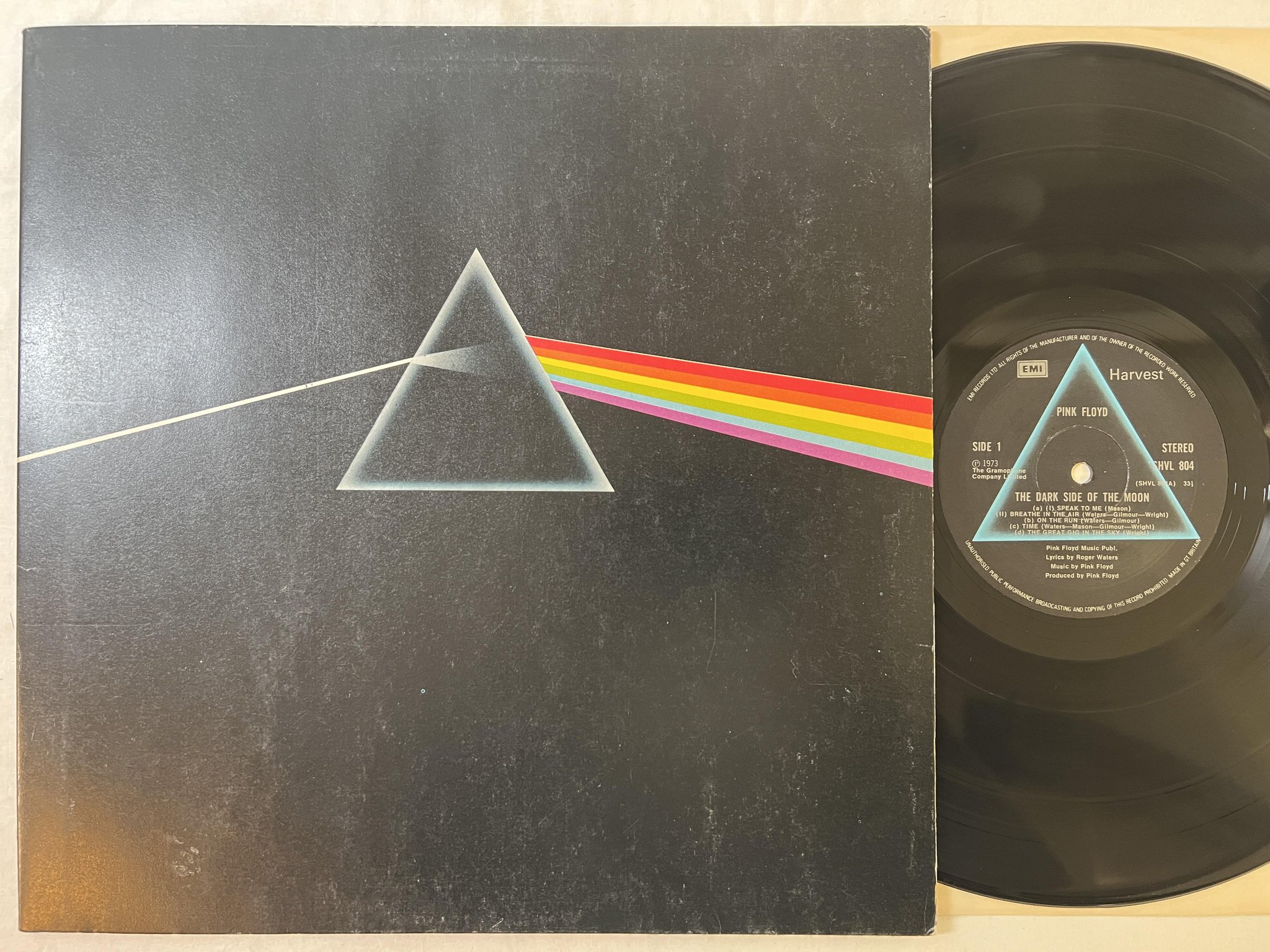 Omslagsbild för skivan PINK FLOYD the dark side of the moon LP UK HARVEST SHVL 804 ** w/ posters **