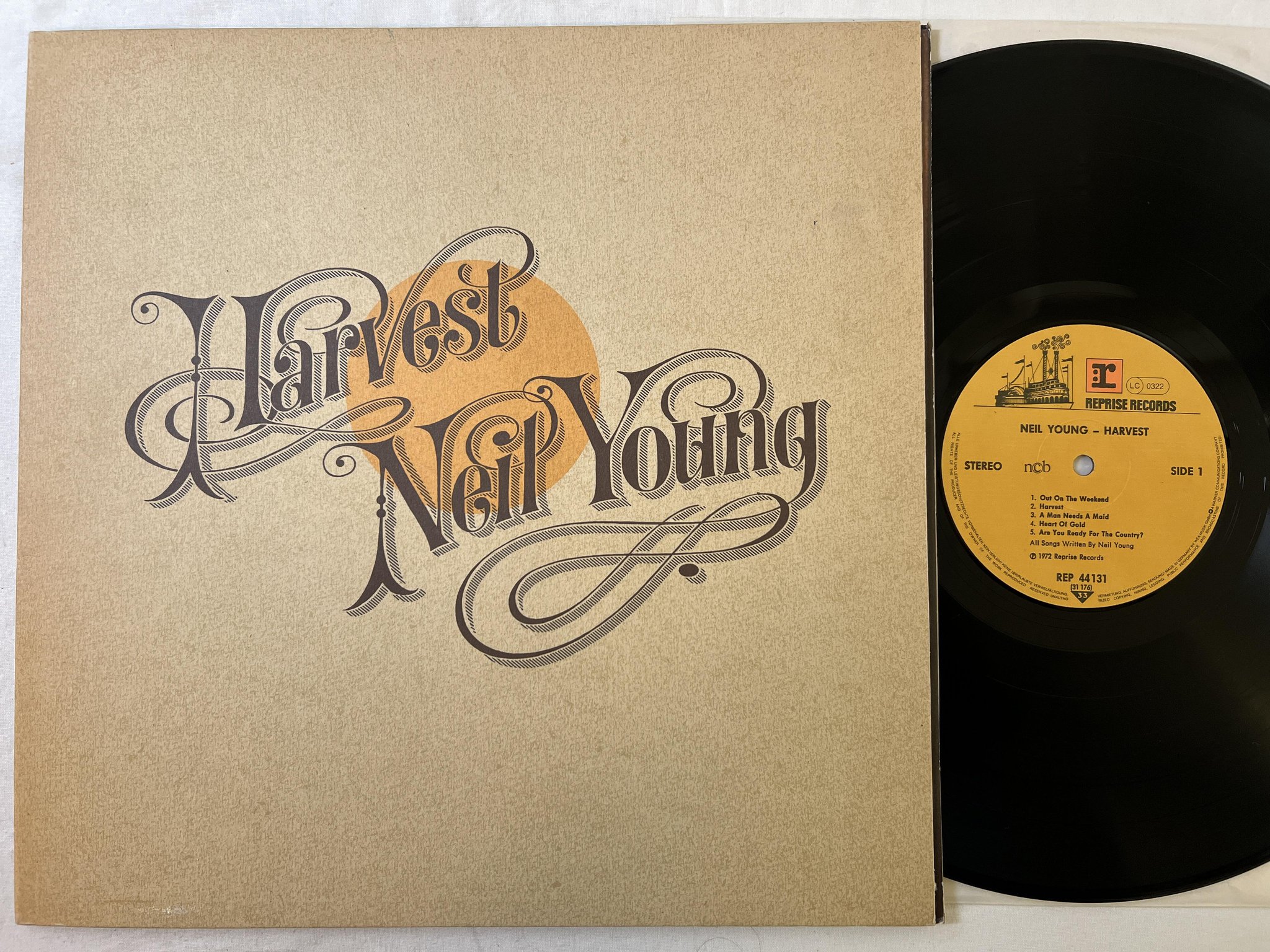 Omslagsbild för skivan NEIL YOUNG harvest LP re ncb REPRISE REP 44131