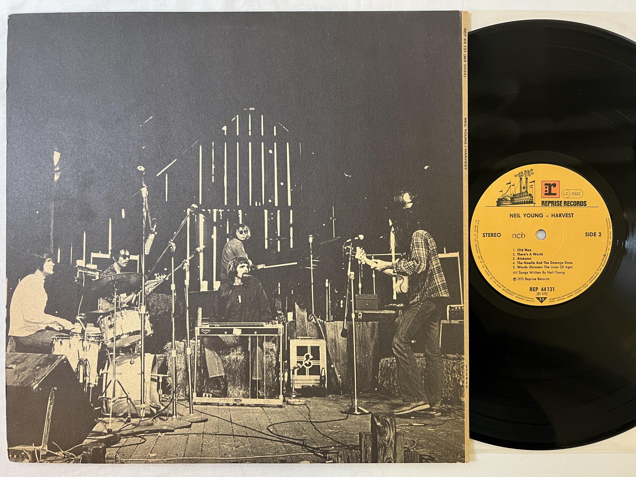 Omslagsbild för skivan NEIL YOUNG harvest LP re ncb REPRISE REP 44131