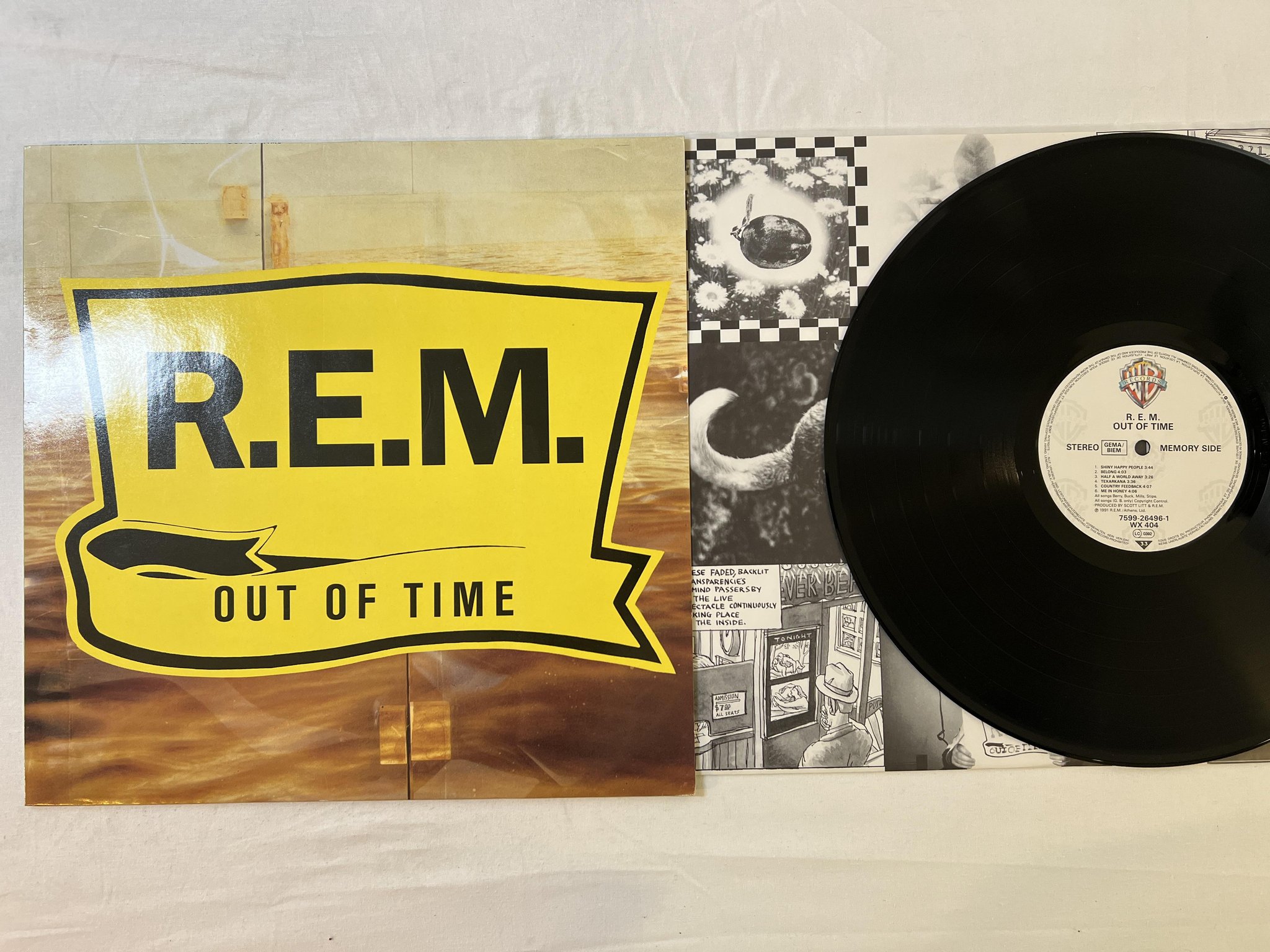 Omslagsbild för skivan R.E.M. out of time LP -91 Ger WARNER 7599-26496-1 *** losing my religion ***