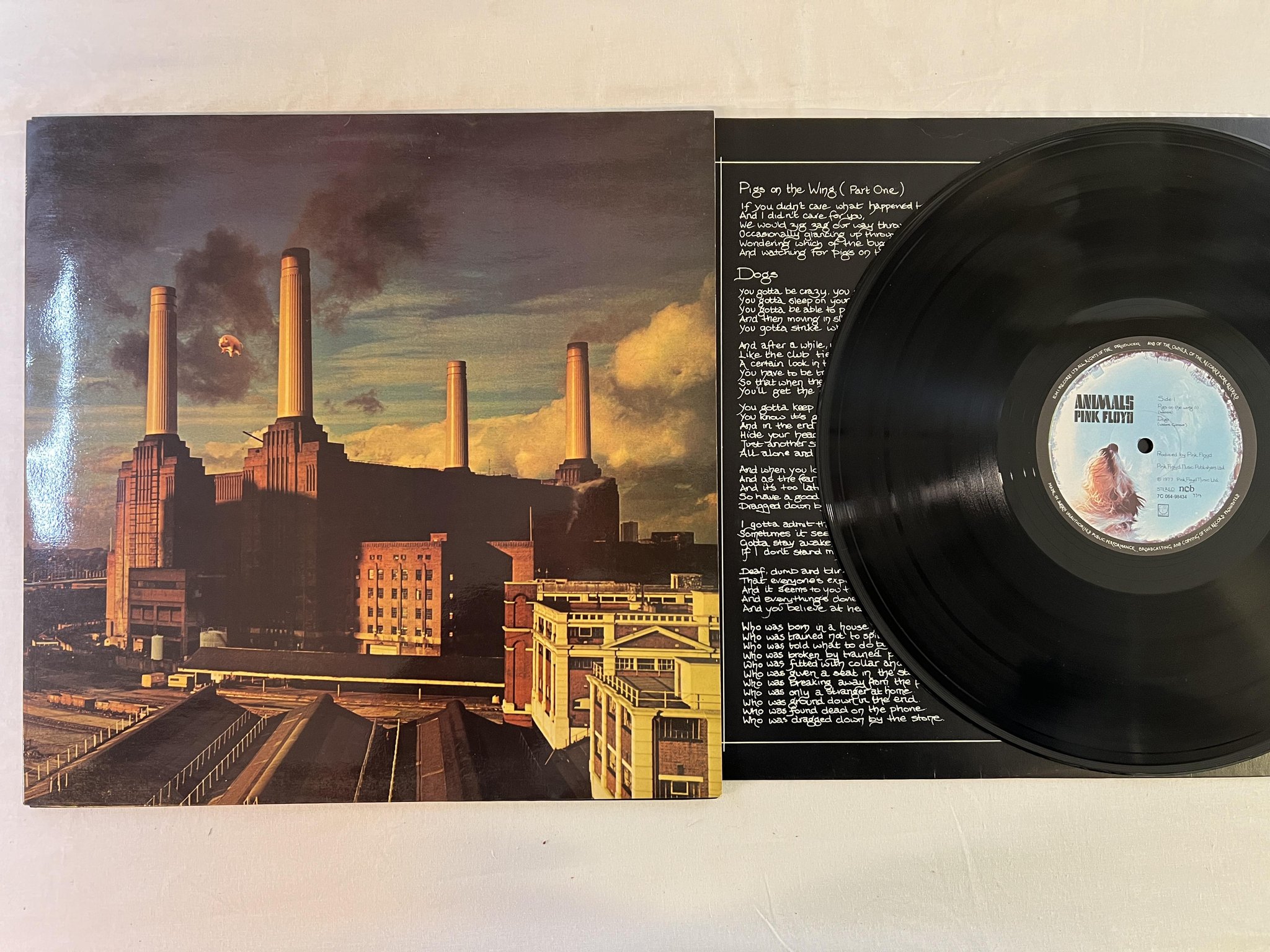 Omslagsbild för skivan PINK FLOYD animals LP -77 ncb HARVEST 7C 064-98434