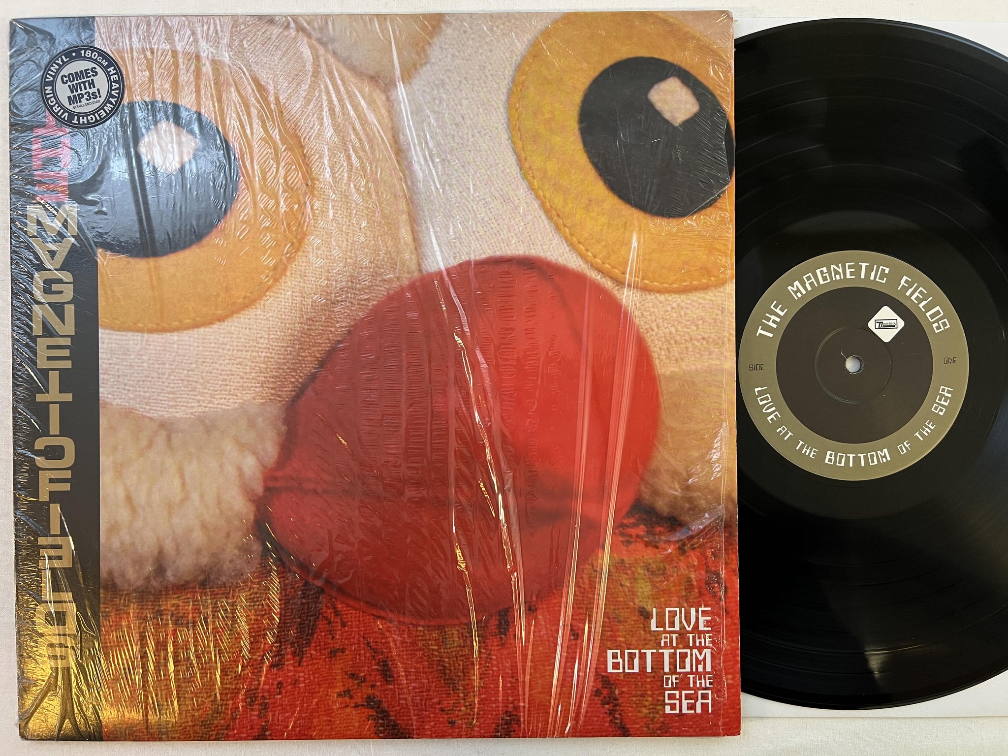 Omslagsbild för skivan THE MAGNETIC FIELDS Love At The Bottom Of The Sea LP 2012 DOMINO WIGLP285