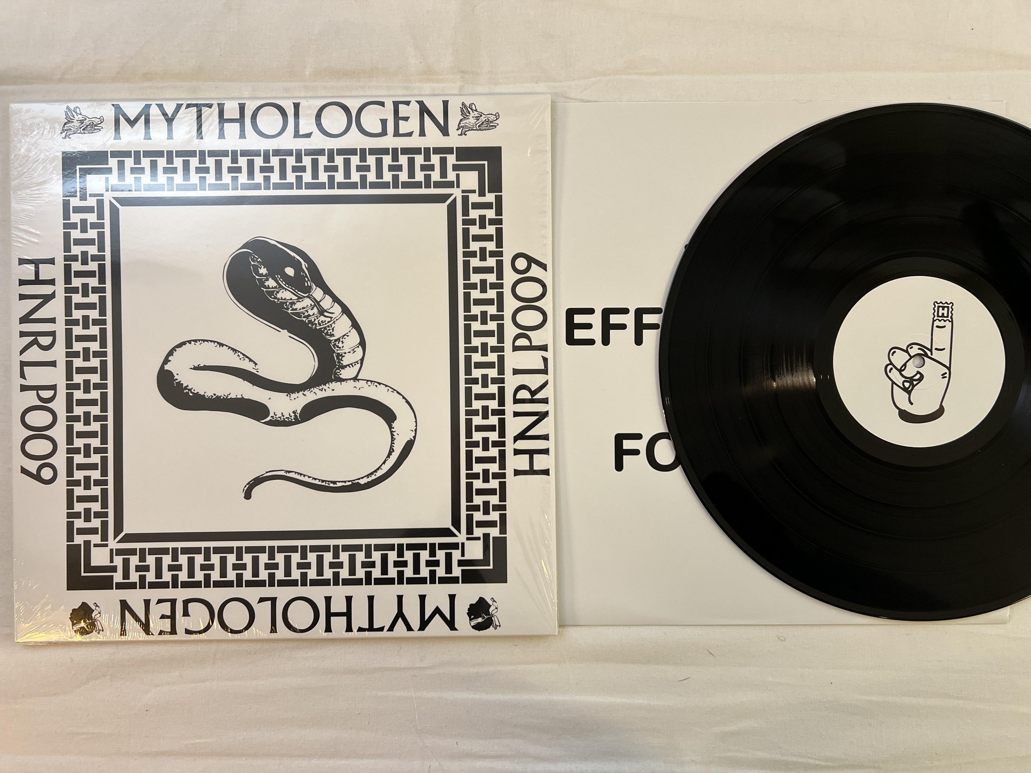 Omslagsbild för skivan MYTHOLOGEN s/t LP Swe 2017 HÖGA NORD HNRLP009