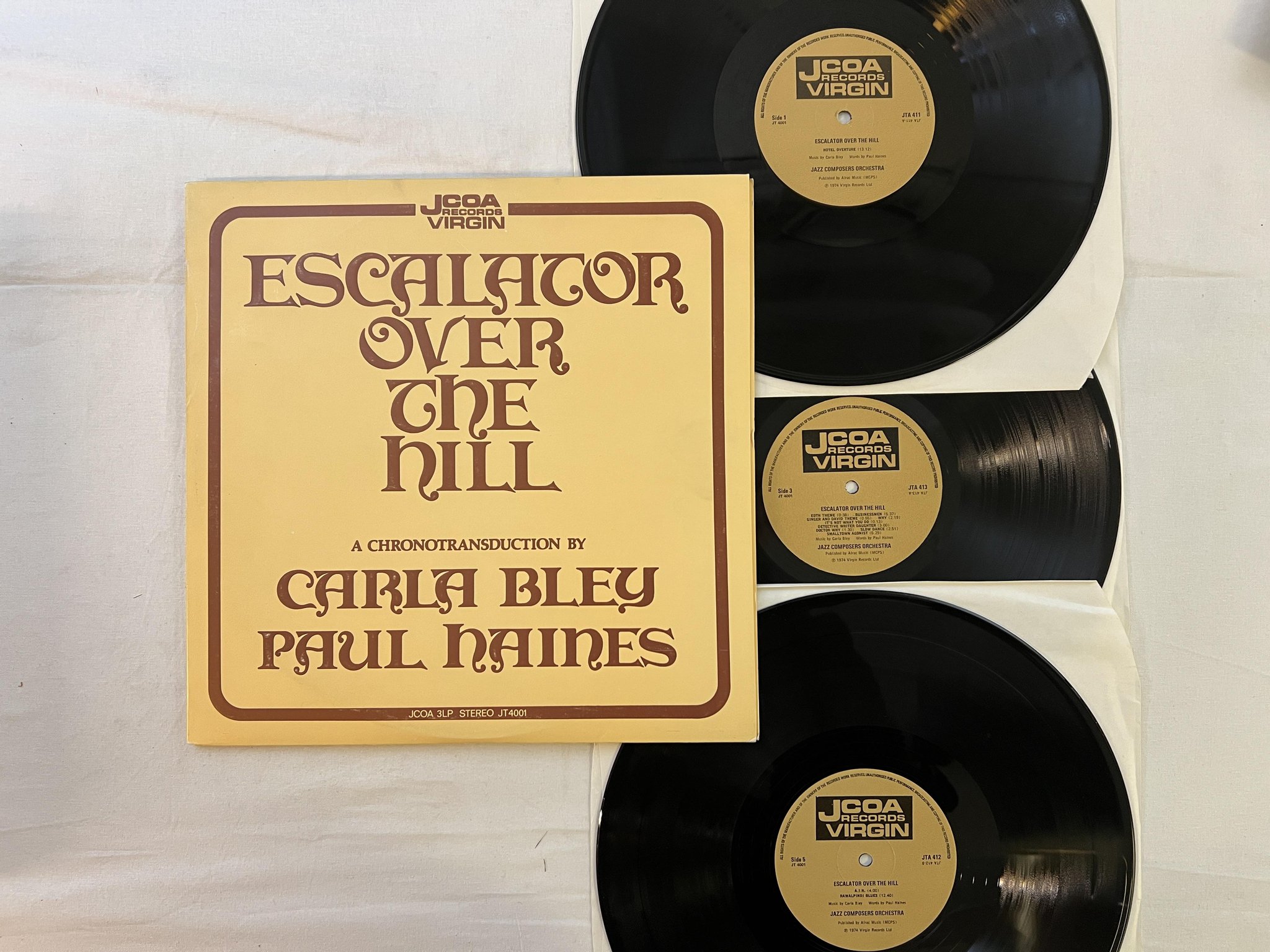 Omslagsbild för skivan CARLA BLEY / JAZZ COMPOSERS ORCHESTRA Escalator over the hill 3xLP 74 UK JT 4001