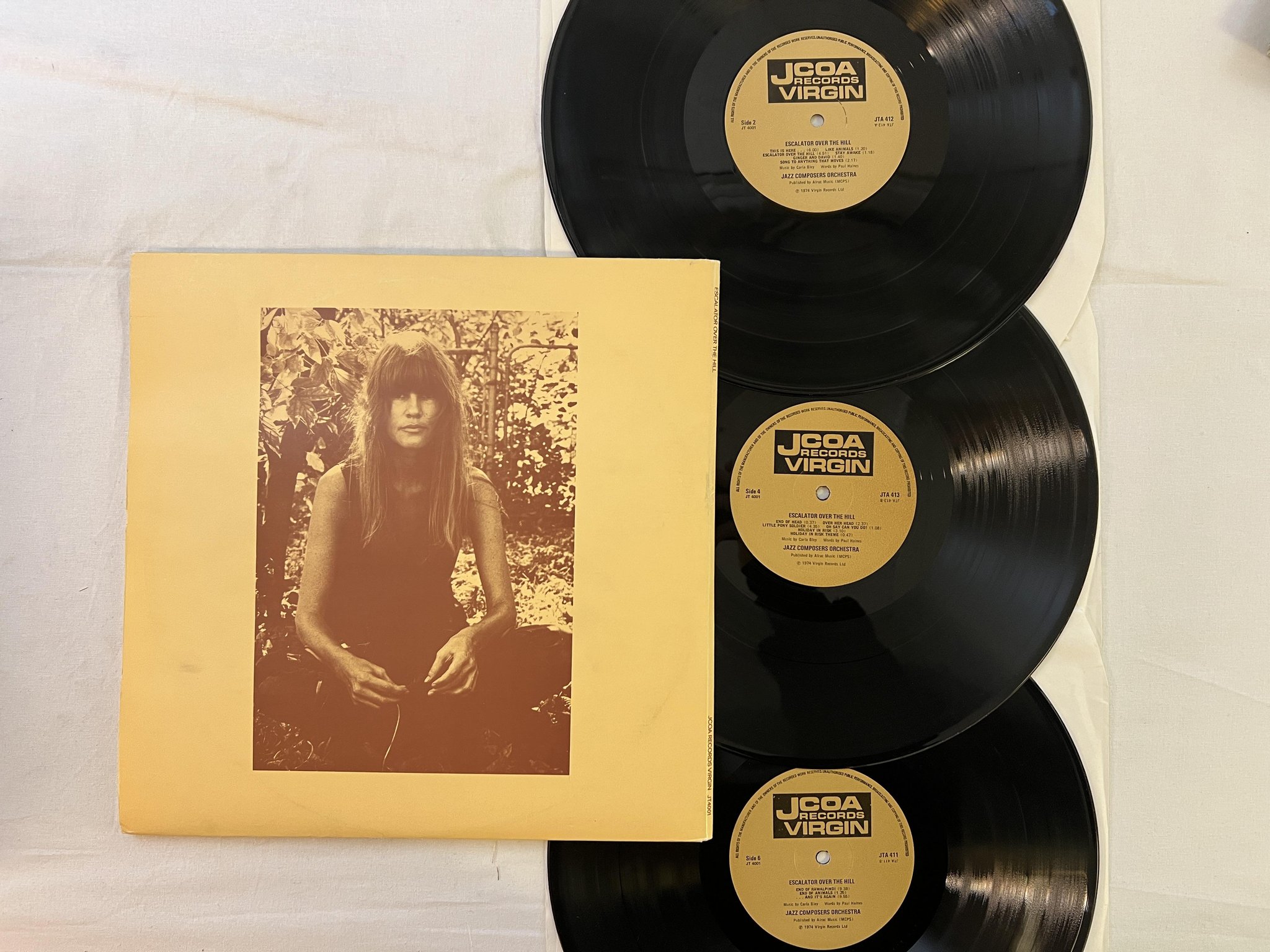 Omslagsbild för skivan CARLA BLEY / JAZZ COMPOSERS ORCHESTRA Escalator over the hill 3xLP 74 UK JT 4001