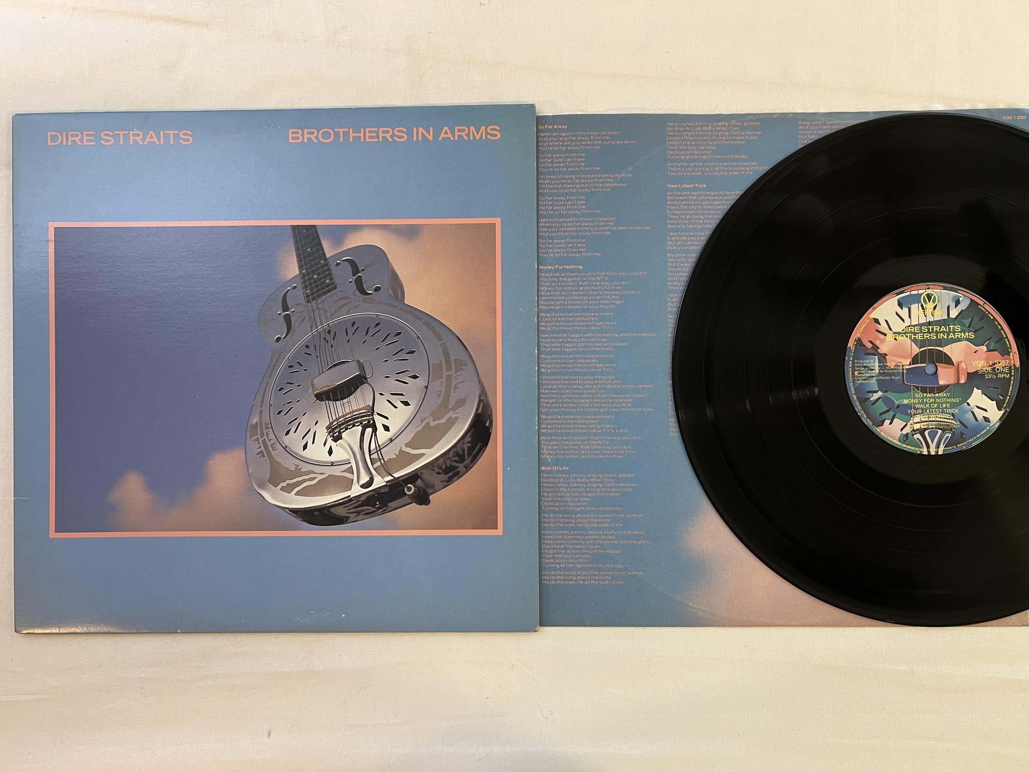 Omslagsbild för skivan DIRE STRAITS brothers in arms LP -85 Can VERTIGO VOG 1-3357