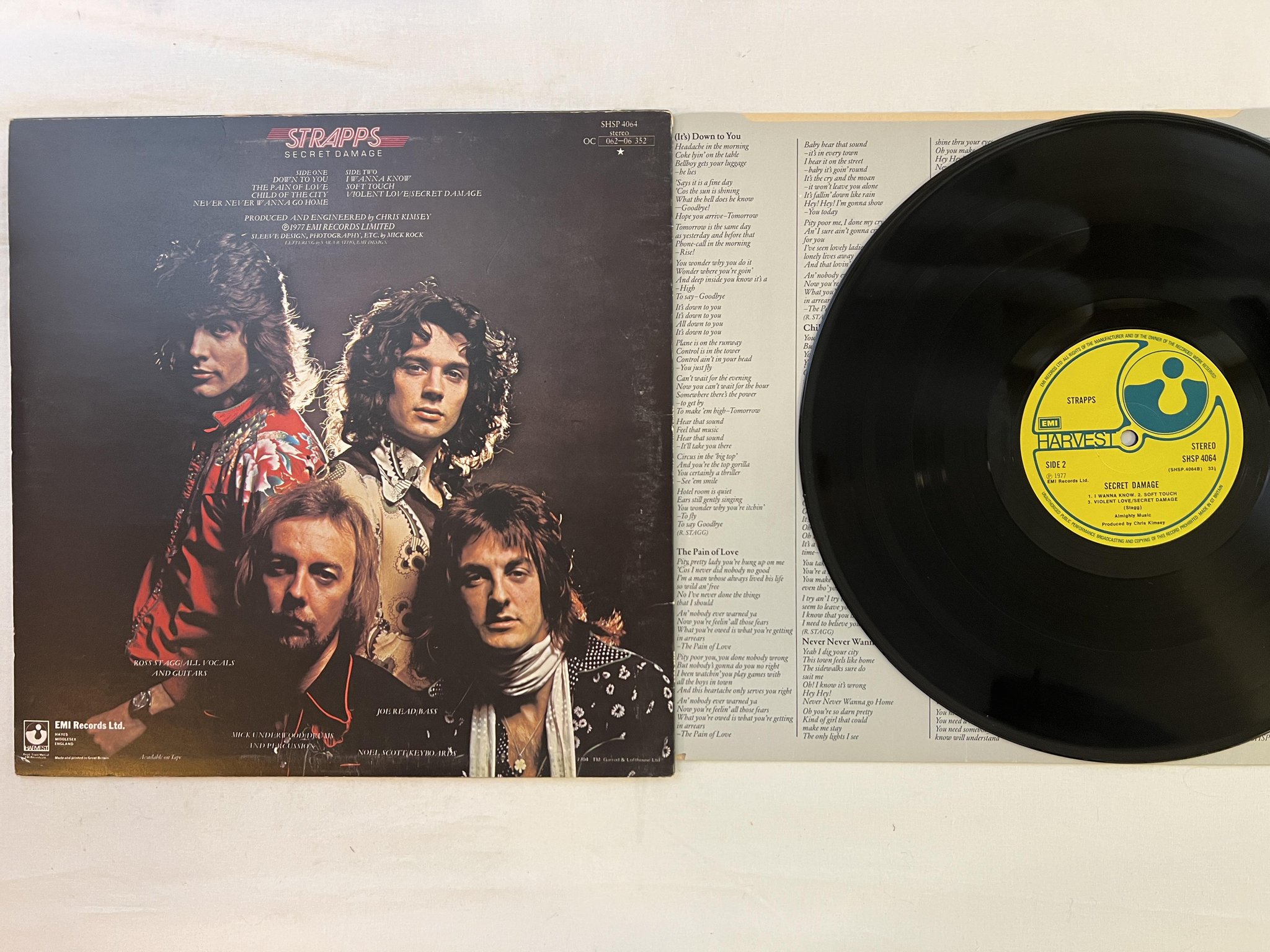 Omslagsbild för skivan STRAPPS secret damage LP -77 HARVEST SHSP 4064