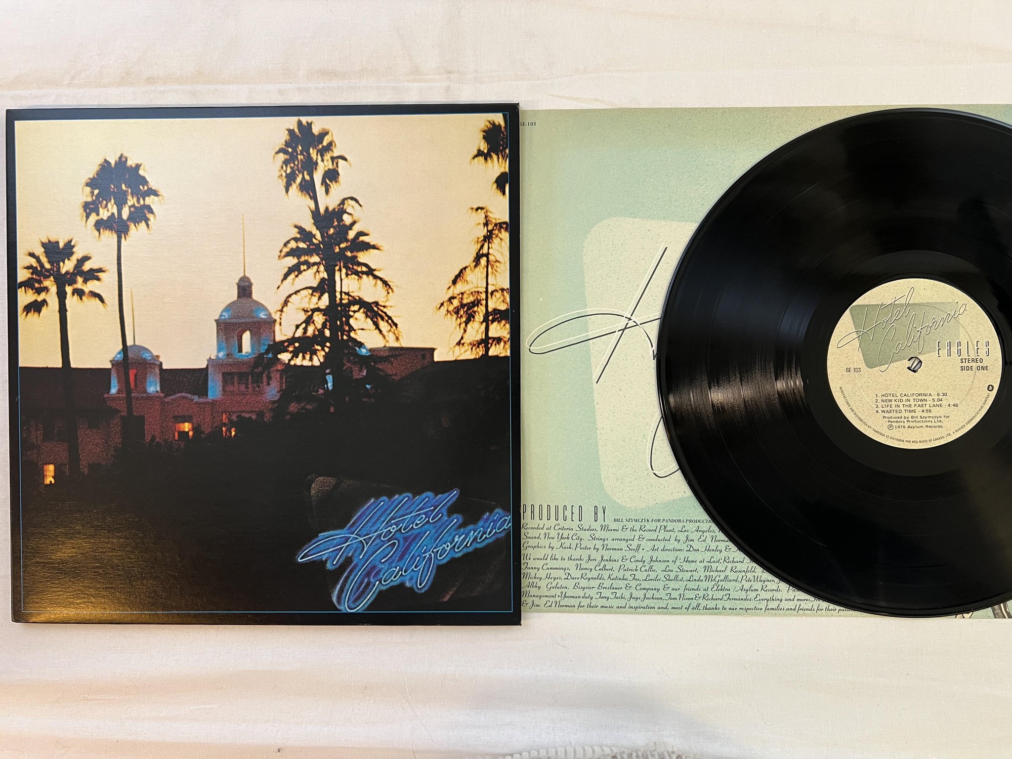 Omslagsbild för skivan THE EAGLES hotel california LP -76 Can WARNER 6E 103