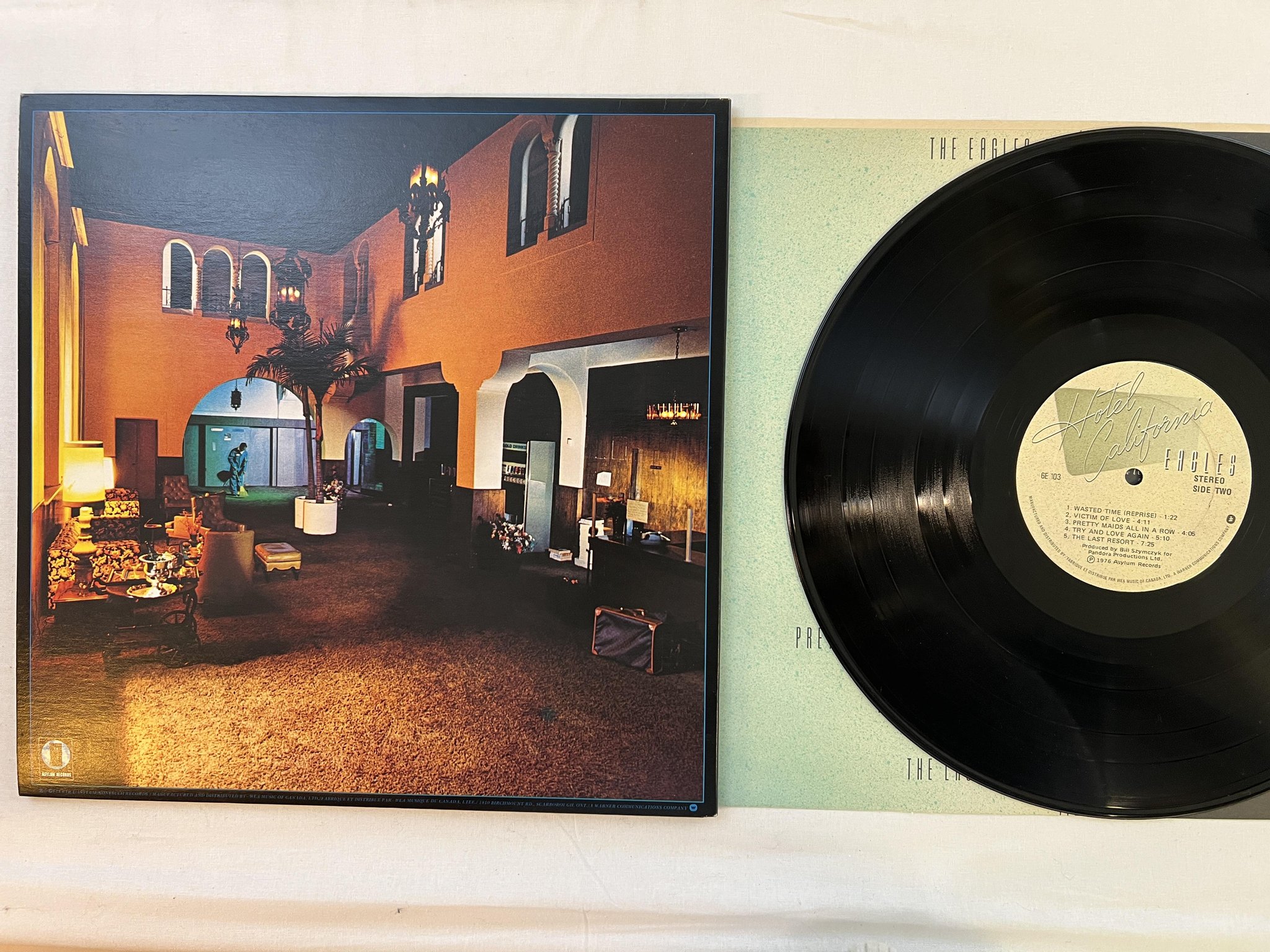 Omslagsbild för skivan THE EAGLES hotel california LP -76 Can WARNER 6E 103
