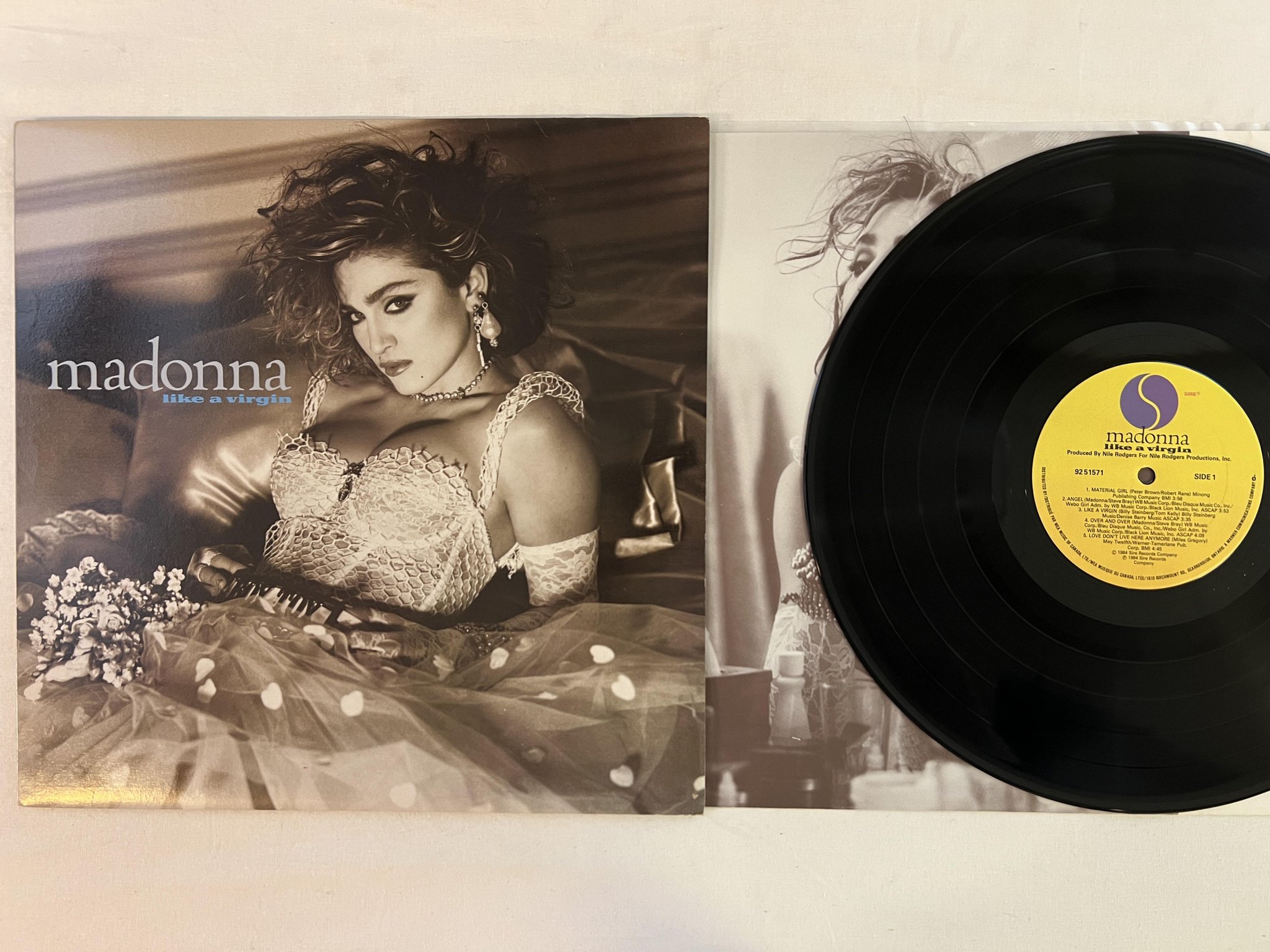 Omslagsbild för skivan MADONNA like a virgin LP -84 Can SIRE 92 51571